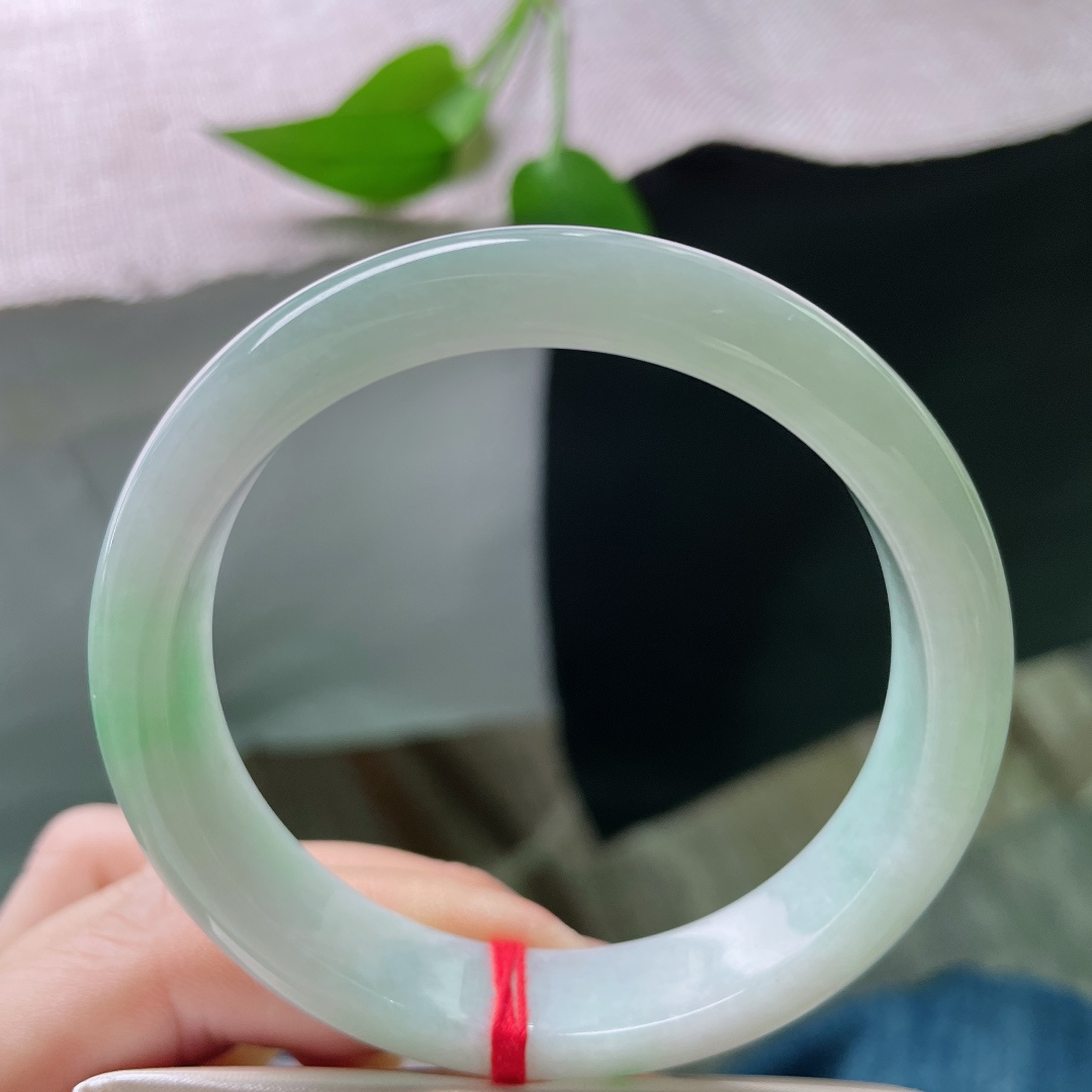 56.6/12.1/7.5飘绿正圈，温柔贤惠，素净，简约不简单，质地温润，无裂，ss52222a