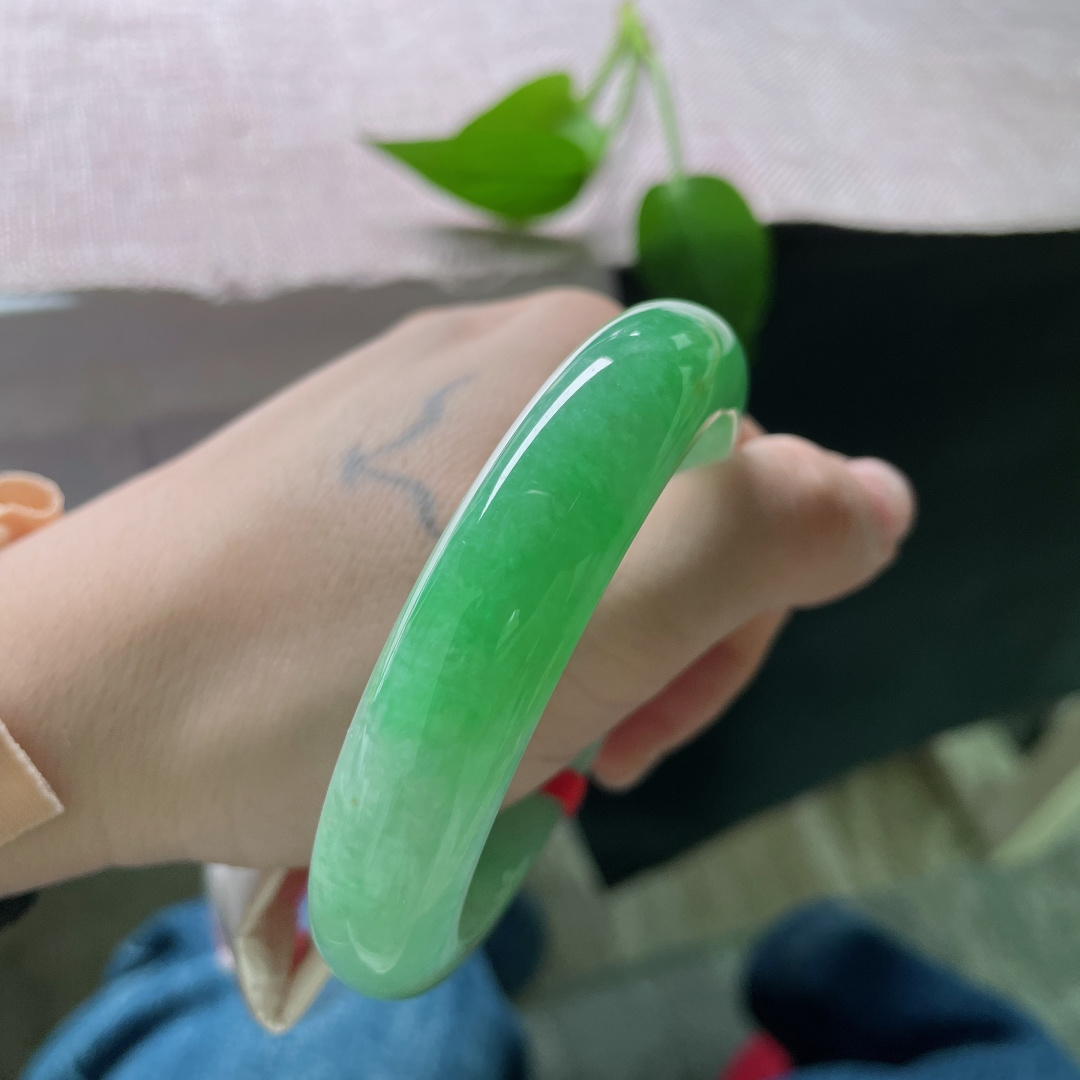 58.3/13.2/8.8，绿底正圈，凝翠一方，聚天地之碧。 满绿是大自然最慷慨的馈赠。无裂，洒金，ss51673a