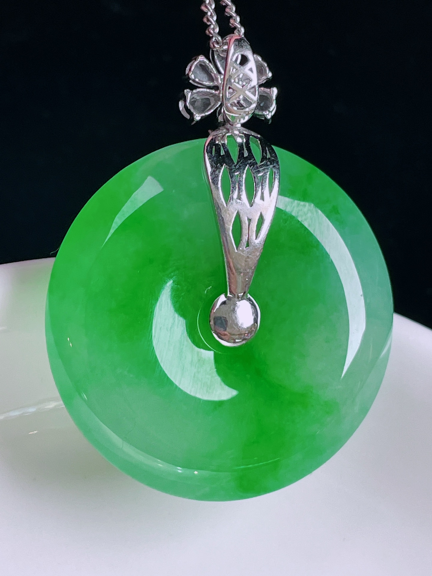 ️辣绿平安扣，老种起光，细底通透，尺寸：37/28.5/6.3mm，0430