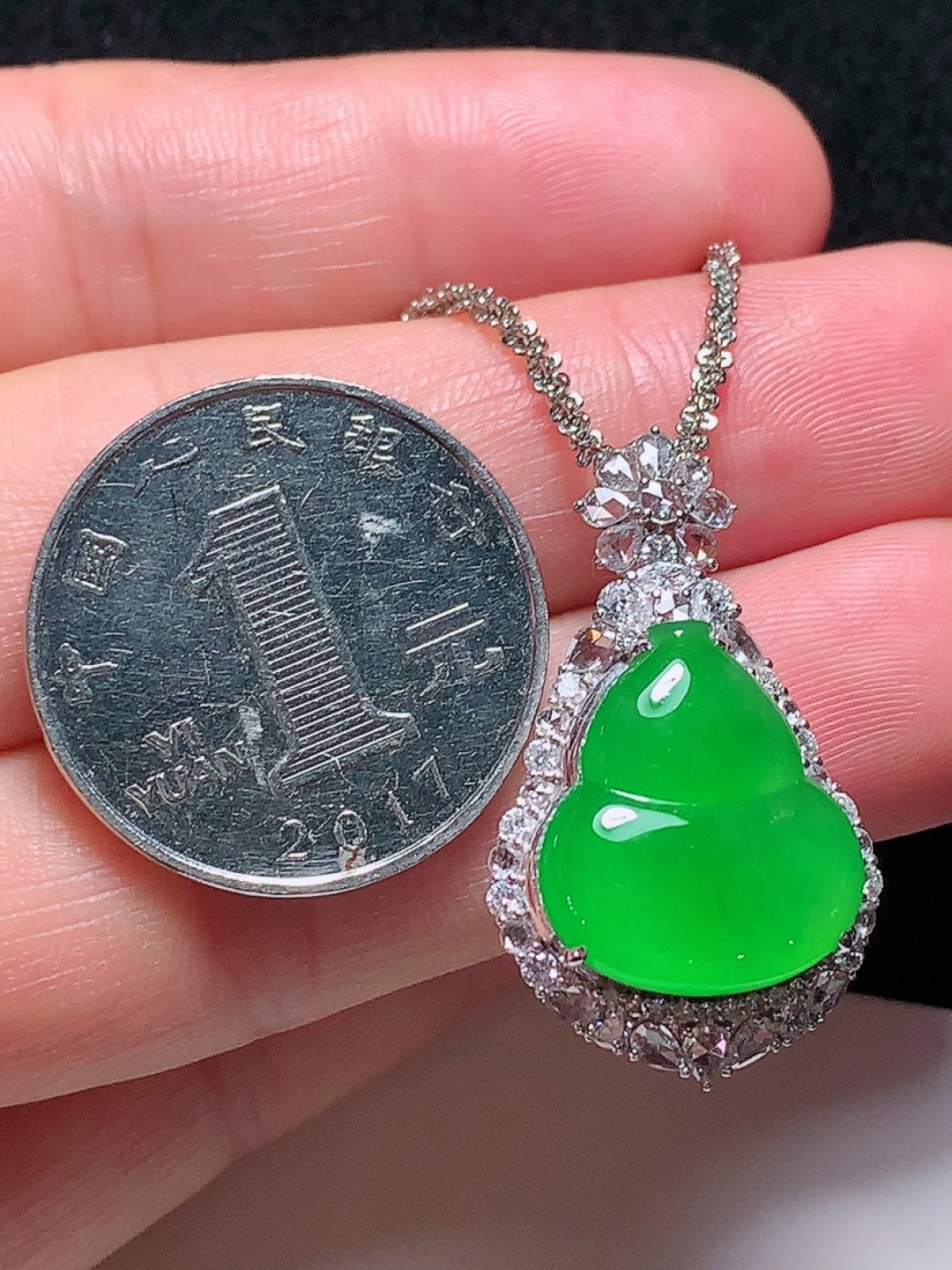 ️18k金镶嵌冰种阳绿葫芦吊坠，翠色欲滴，种老水头好，又冰又润，饱满无裂：31.3/18.6/11.9mm裸石：17/14.9/2.3mm，编号