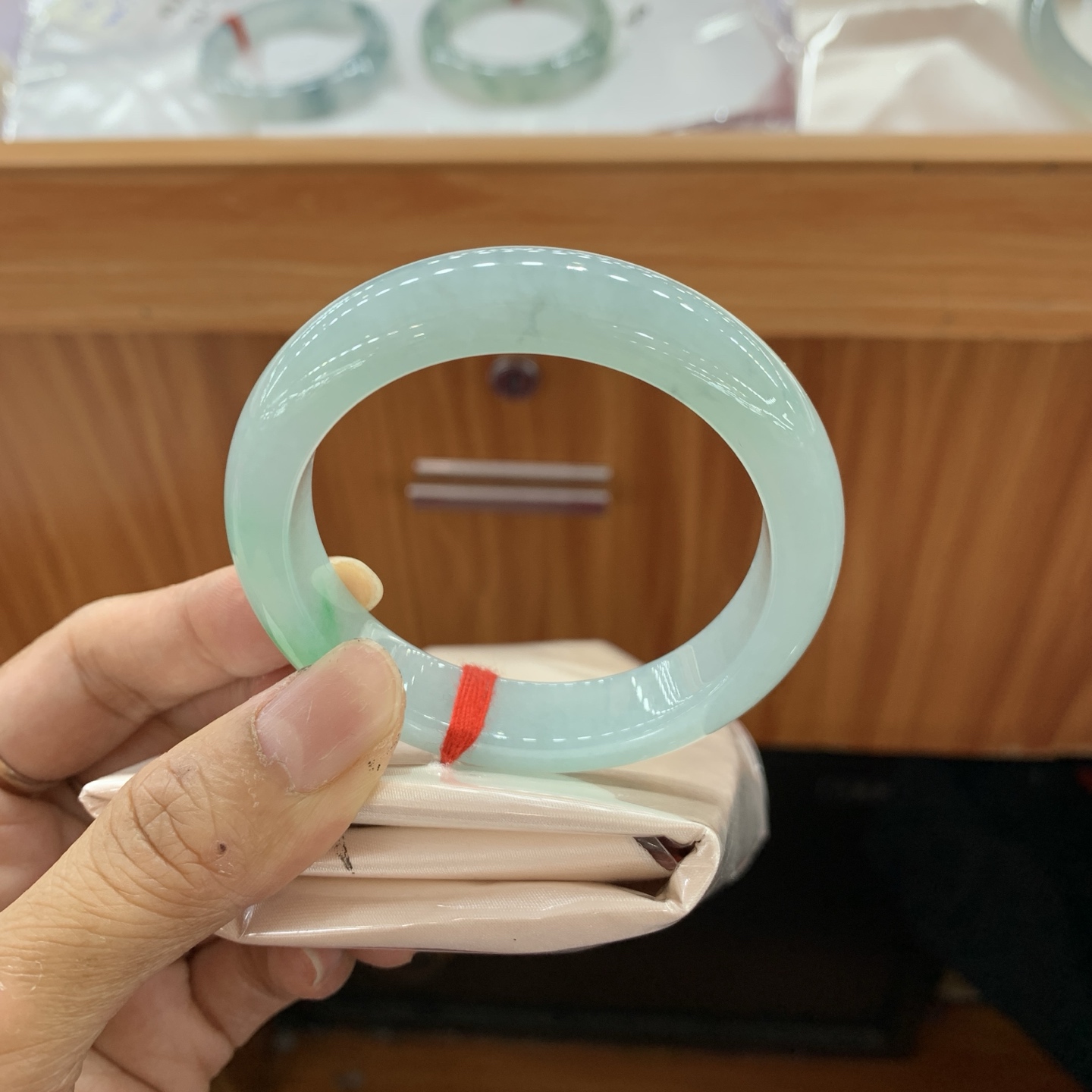042906JJ，冰种蓝飘绿正圈翡翠手镯，52.6/12.1/8.4