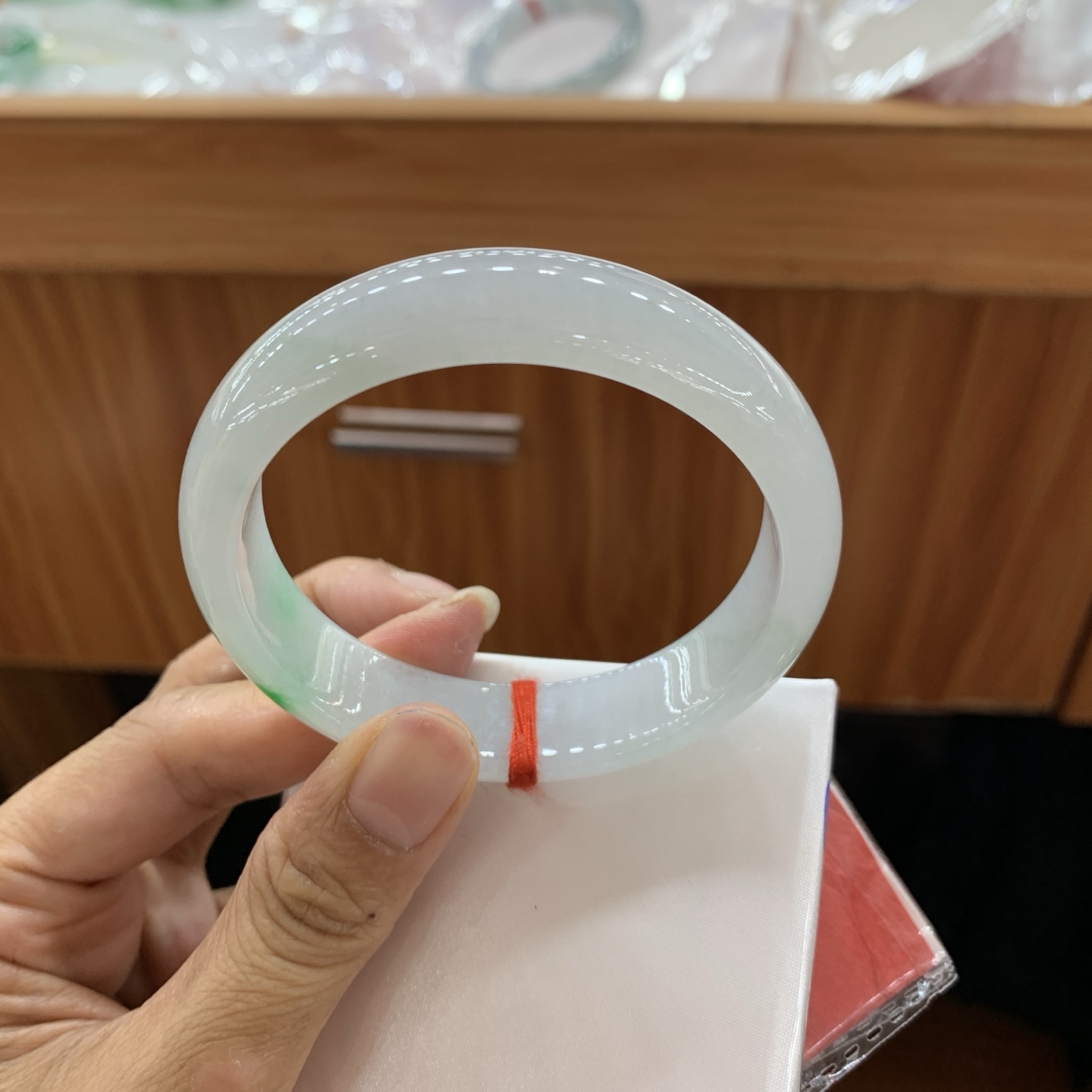 042922GX，飘绿宽版正圈翡翠手镯，56.7-14.3-7.5