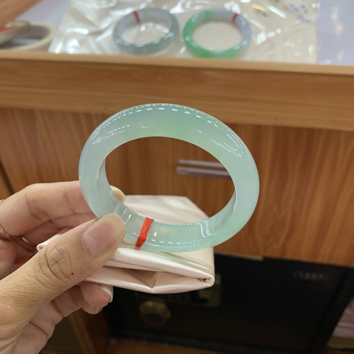 042902JJ，冰绿底正圈正圈翡翠手镯，52.8-12.7-8.5，编号042902JJ