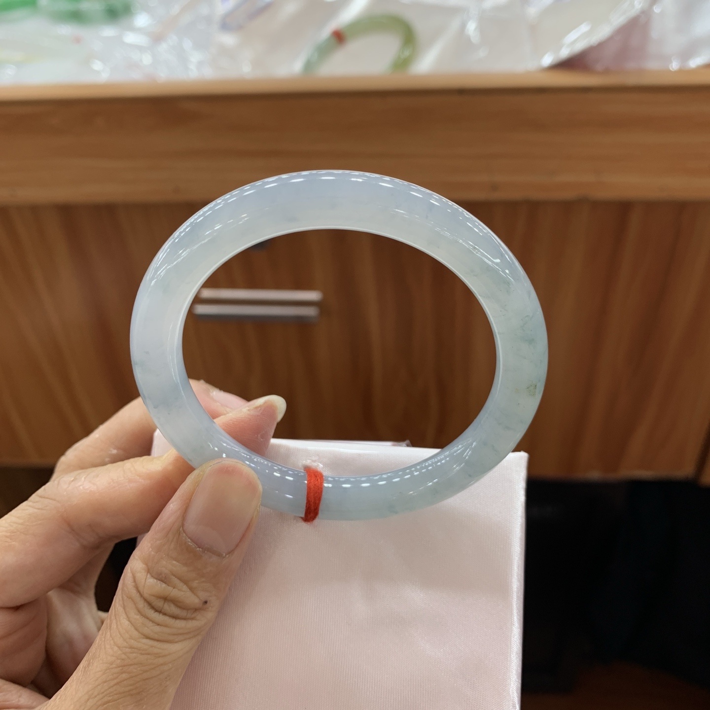 042921FN，飘花圆条翡翠手镯，56-9.1-8.5