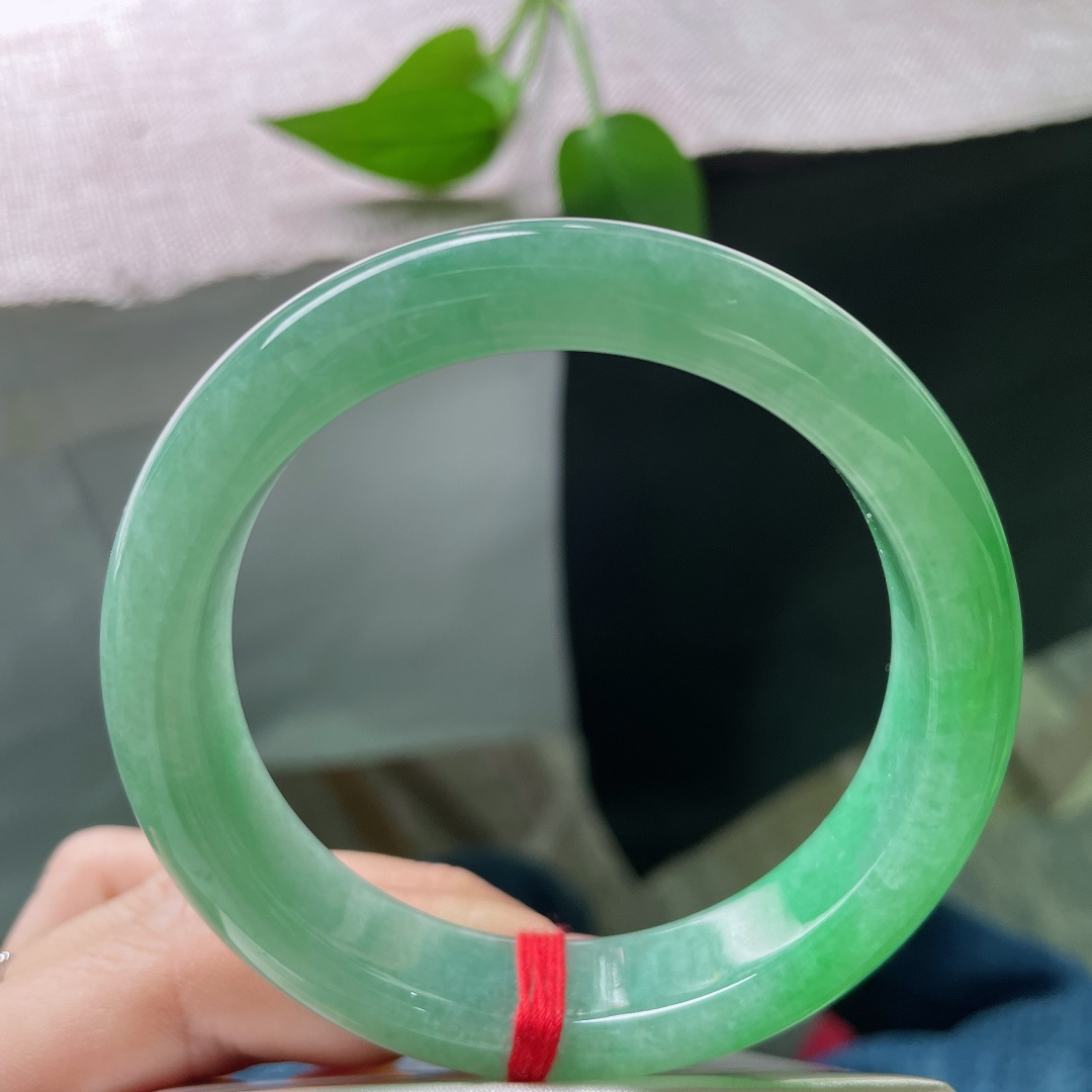 58.3/13.2/8.8，绿底正圈，凝翠一方，聚天地之碧。 满绿是大自然最慷慨的馈赠。无裂，洒金，ss51673a