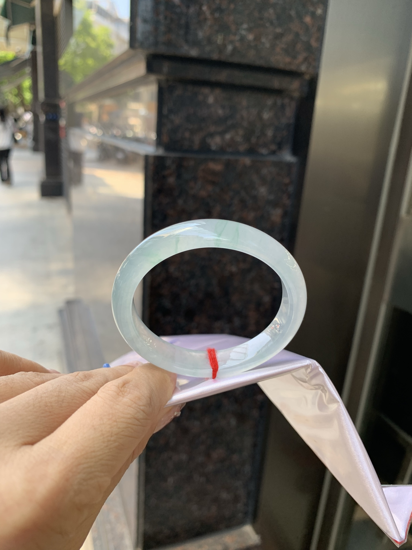 冰飘花贵妃，52-46-6.8-10.7，0430-285-33，打灯多处纹，不扣手，底妆冰透起光，蓝花灵动飘逸，勾勒出一幅唯美诗意的山水意境画，古典优雅又秀气