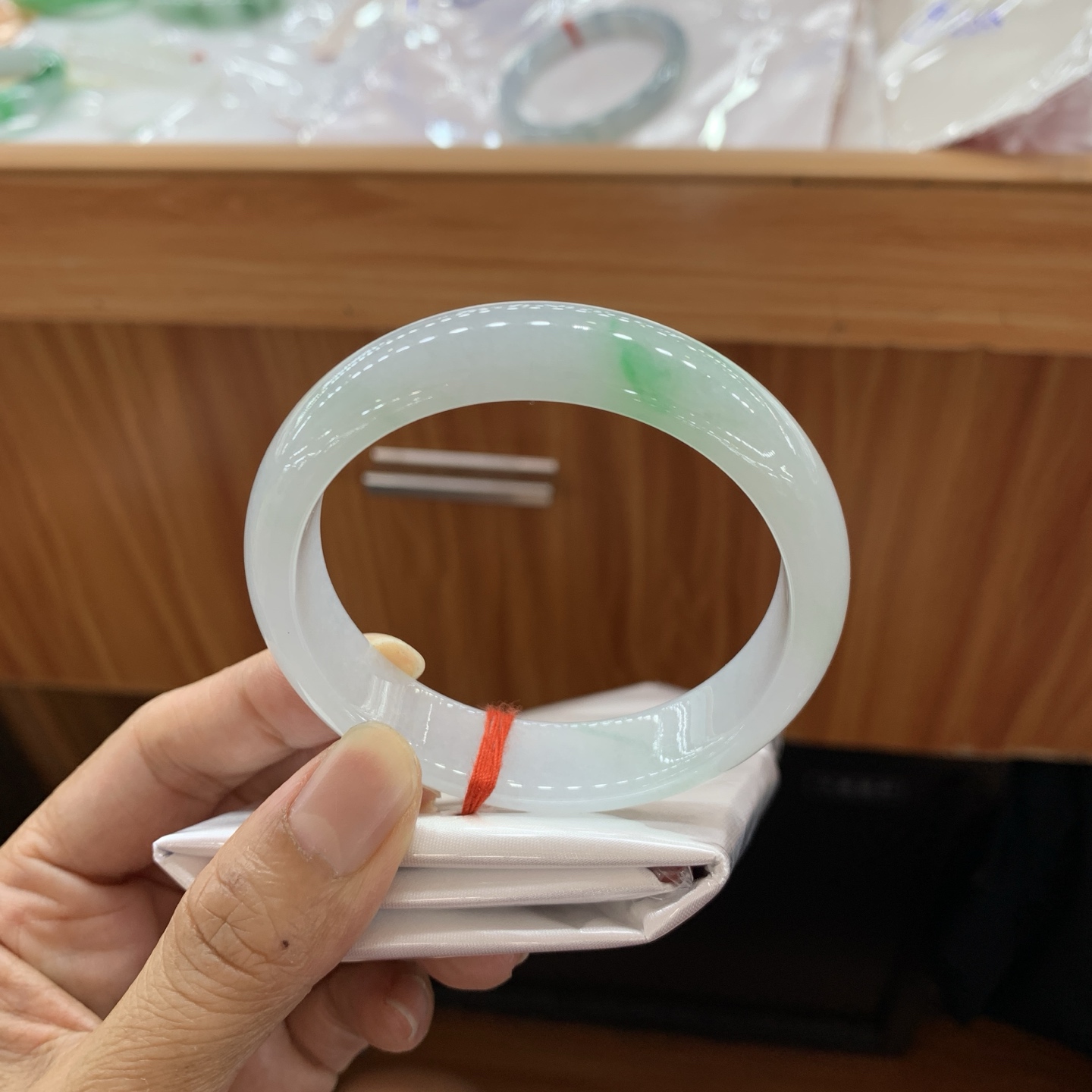 042922GX，飘绿宽版正圈翡翠手镯，56.7-14.3-7.5