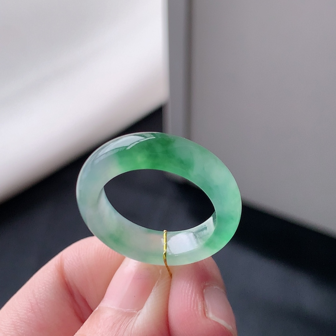 冰飘花戒圈，翠色清新，种老底子细腻，佩戴简单大方，货号10428，24.8-5.9-3.9