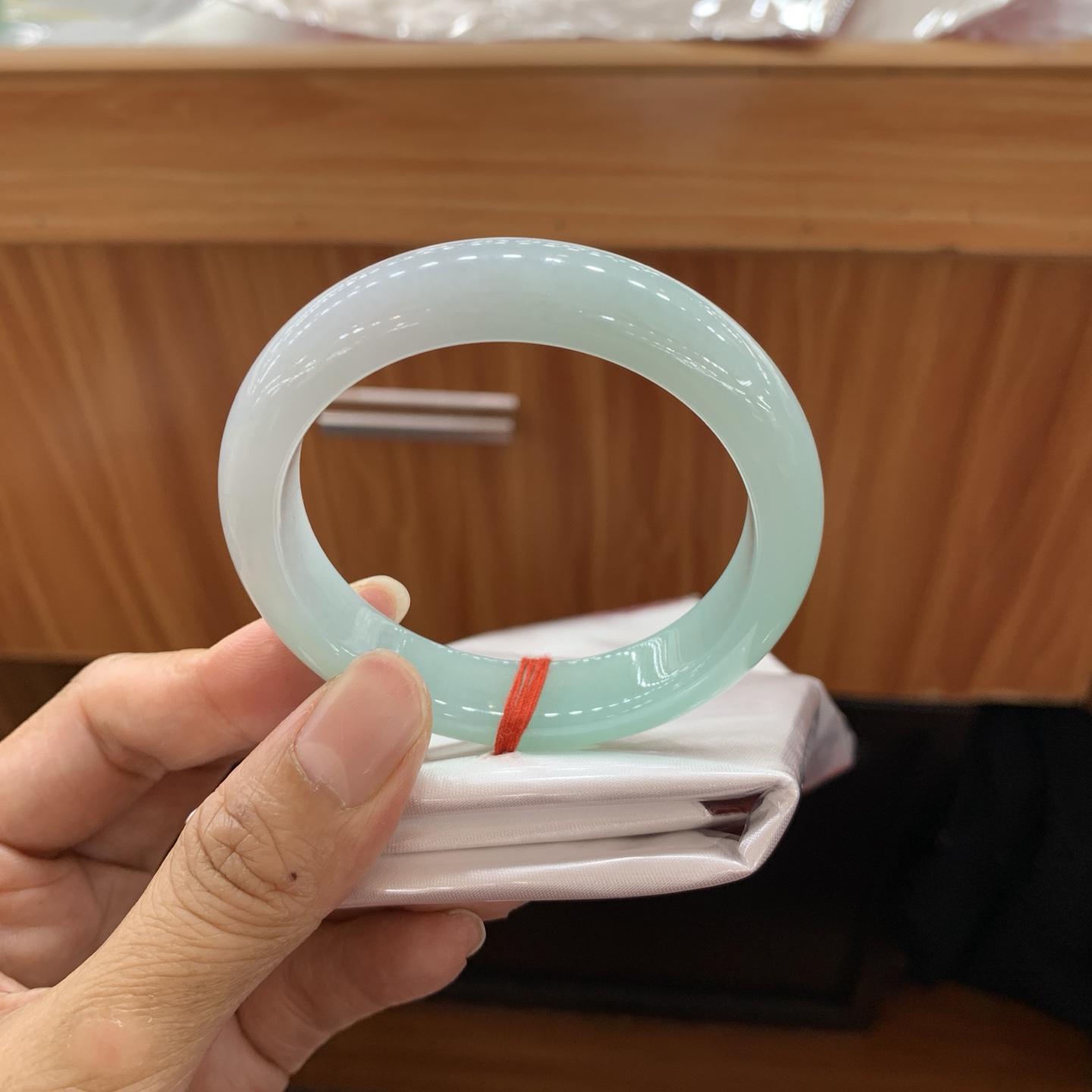 042925FN 蓝水正圈翡翠手镯 53-12.1-8.1