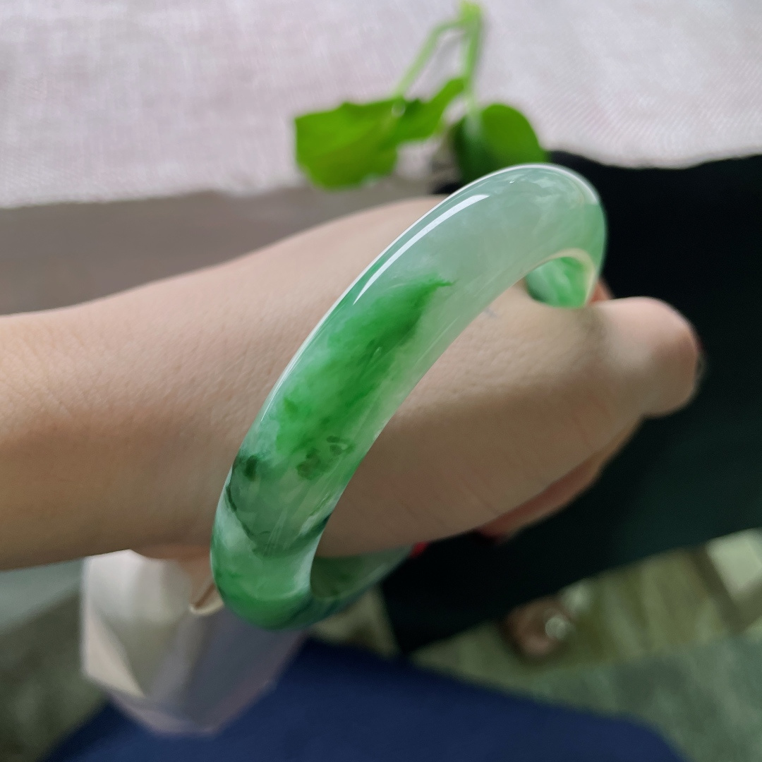 57.8/12/8.6，飘绿正圈，种老，晶莹玉润，绿意飘盈，花影入梦。晶体，ss51393a