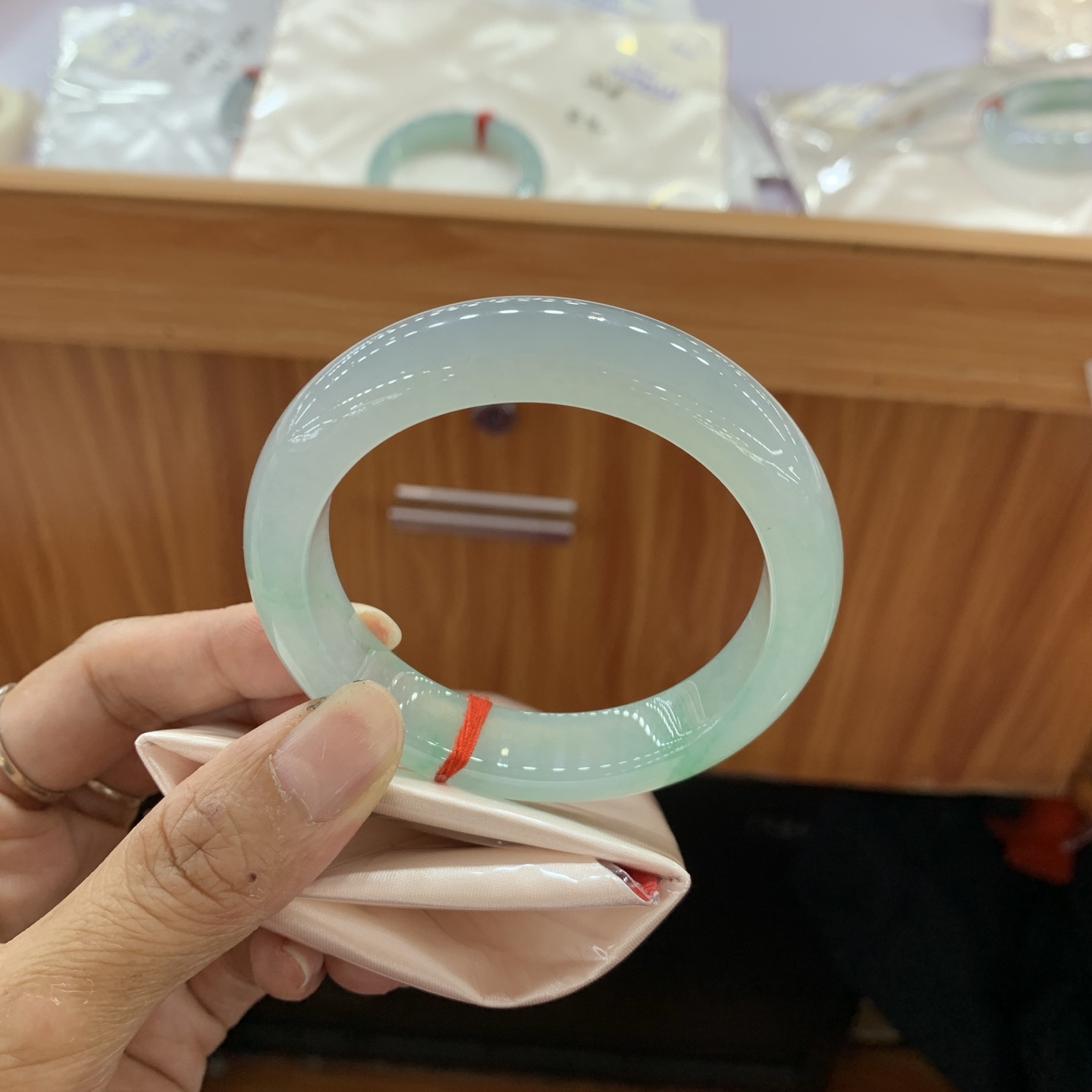 042905JJ，冰绿底飘绿正圈翡翠手镯，56.2/13.2/9.3