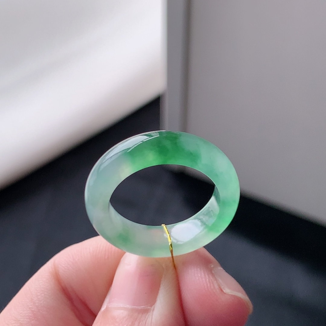 冰飘花戒圈，翠色清新，种老底子细腻，佩戴简单大方，货号10428，24.8-5.9-3.9