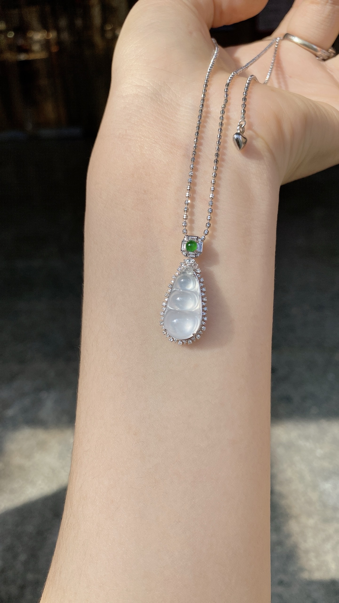 自然光 · 茅台白玻璃冰福豆吊坠，18K · 整：28.3*12.2*9.2mm，裸：18.3*9.
