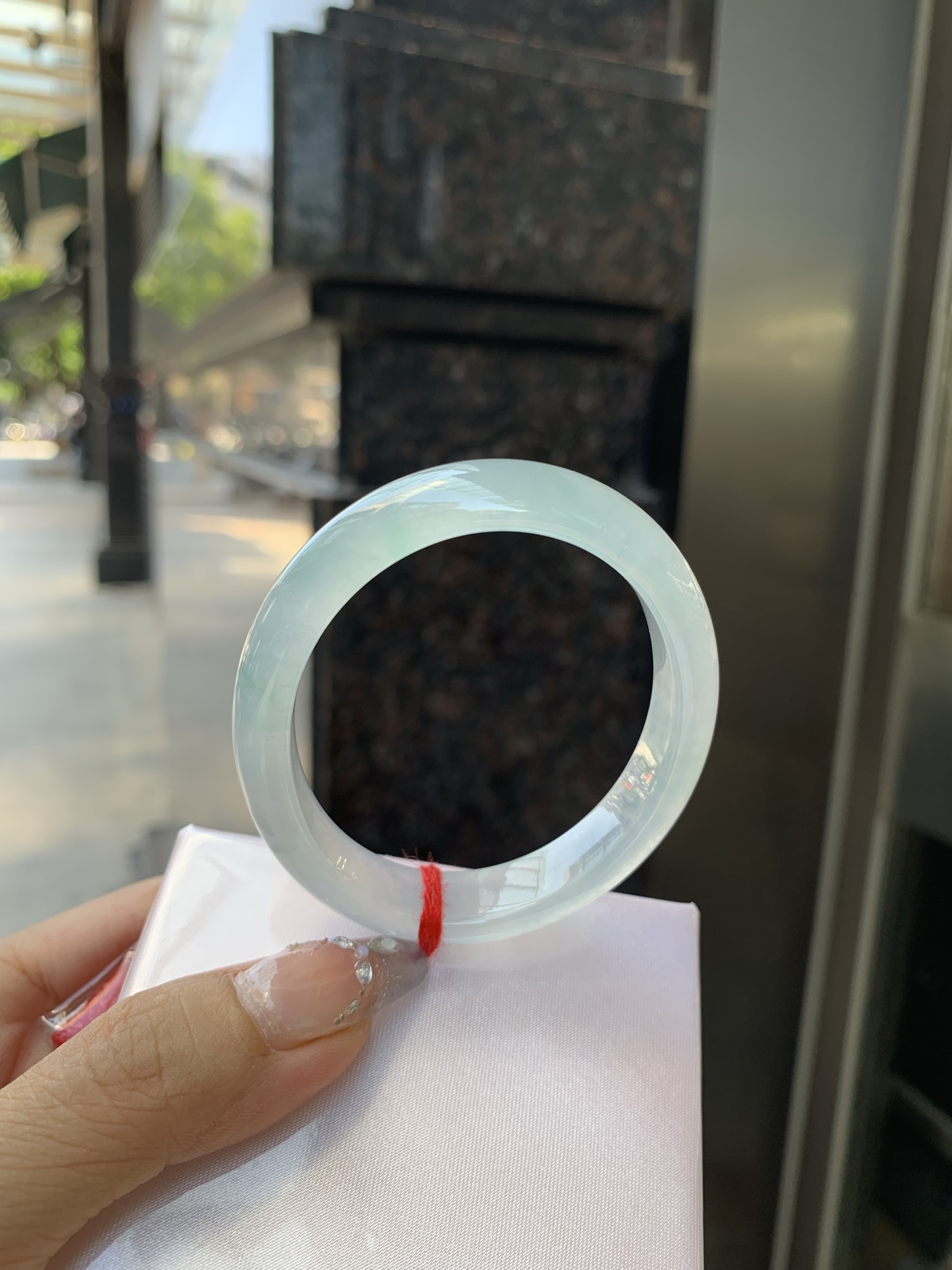 冰飘花贵妃，52-46-6.8-10.7，0430-285-33，打灯多处纹，不扣手，底妆冰透起光，蓝花灵动飘逸，勾勒出一幅唯美诗意的山水意境画，古典优雅又秀气