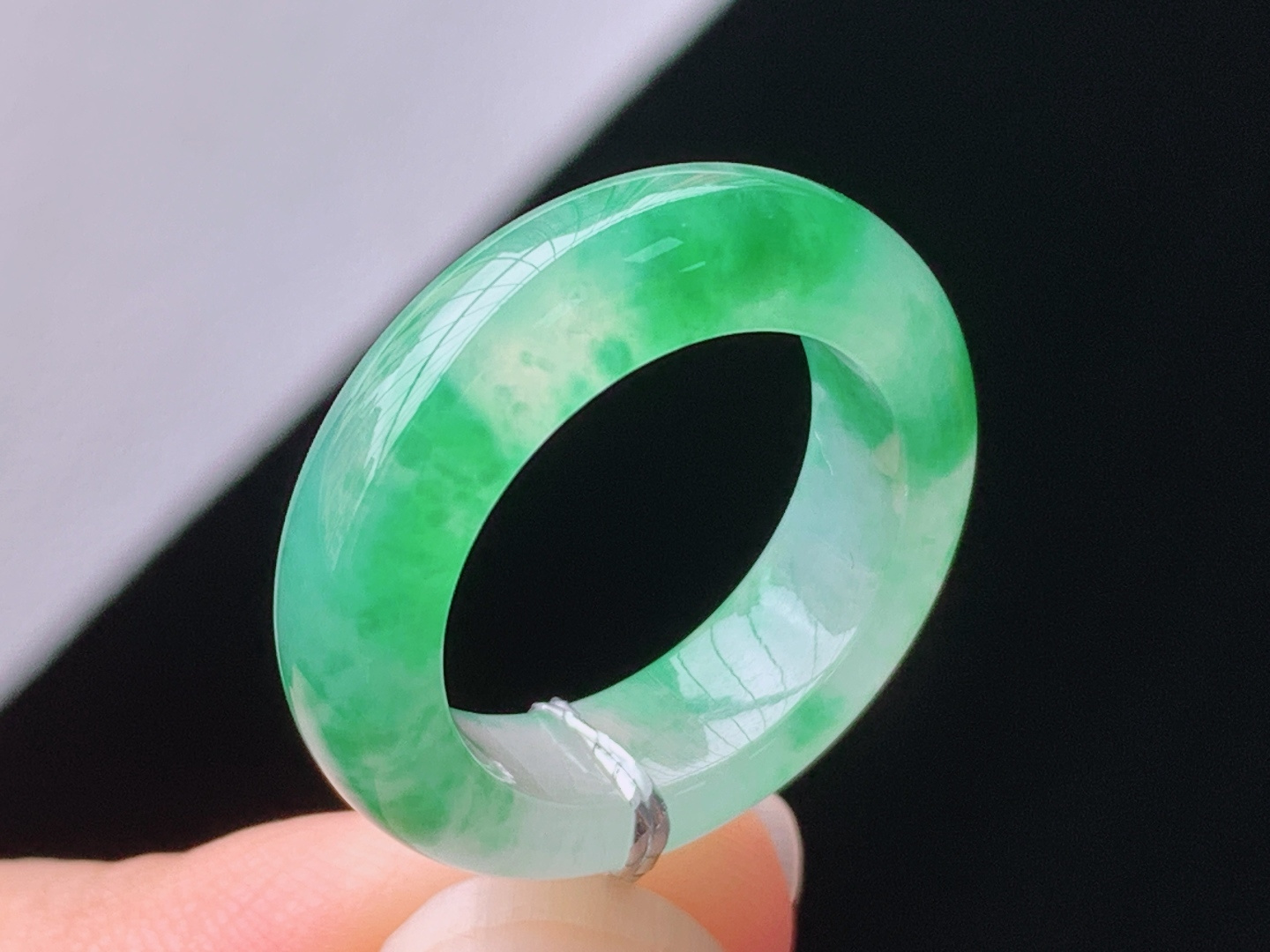 冰飘绿指环，色泽鲜亮，冰透起光，无裂，尺寸:圈口8/15.3-5.5-3.5mm，28 Z