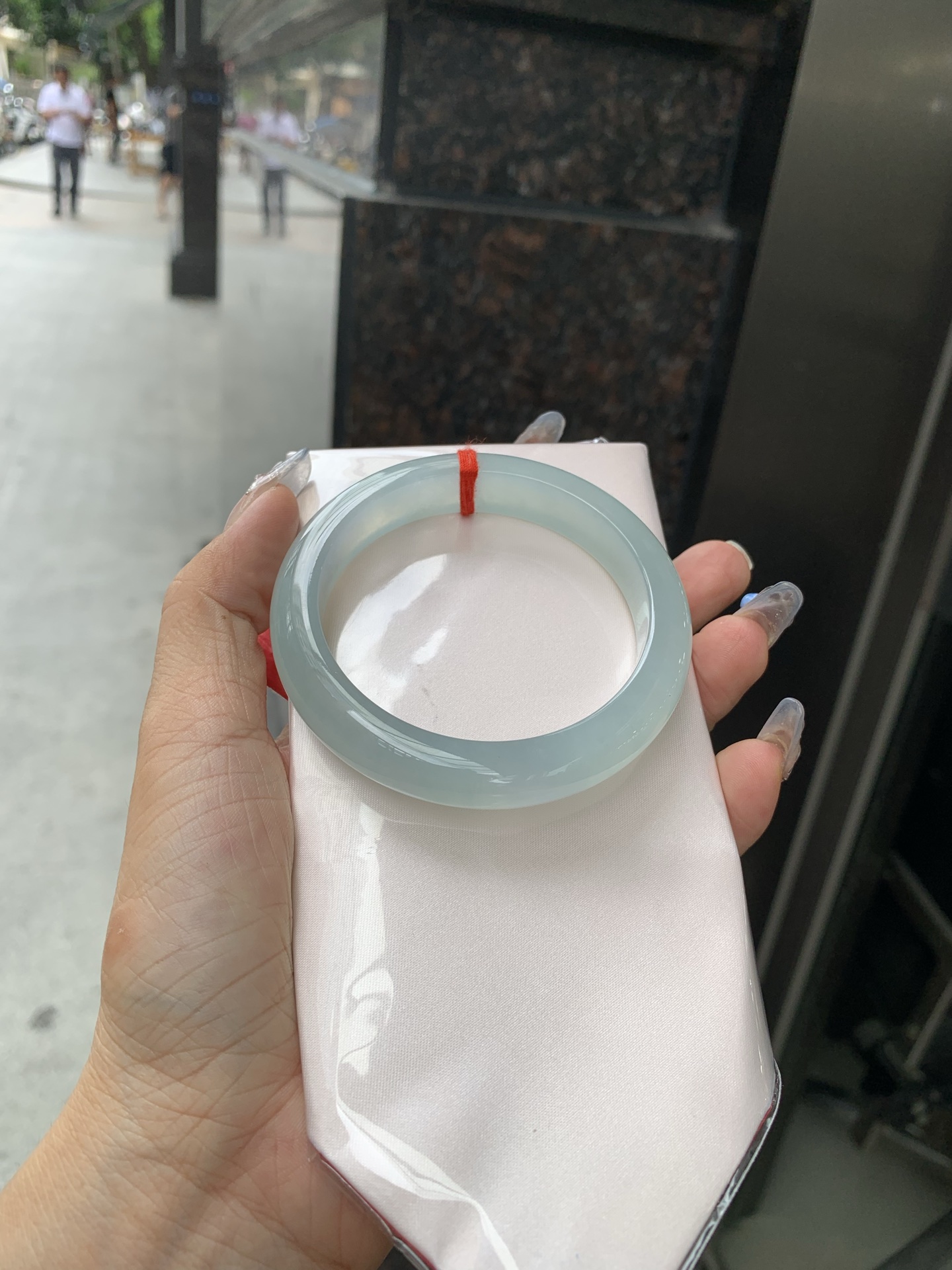 冰晴绿正圈，57.4-8.3-11.7，0501-N584-1，底妆冰润，淡雅晴绿，像初春嫩芽落入清泉，均匀柔和，抬眼就是一片宁静感，无裂