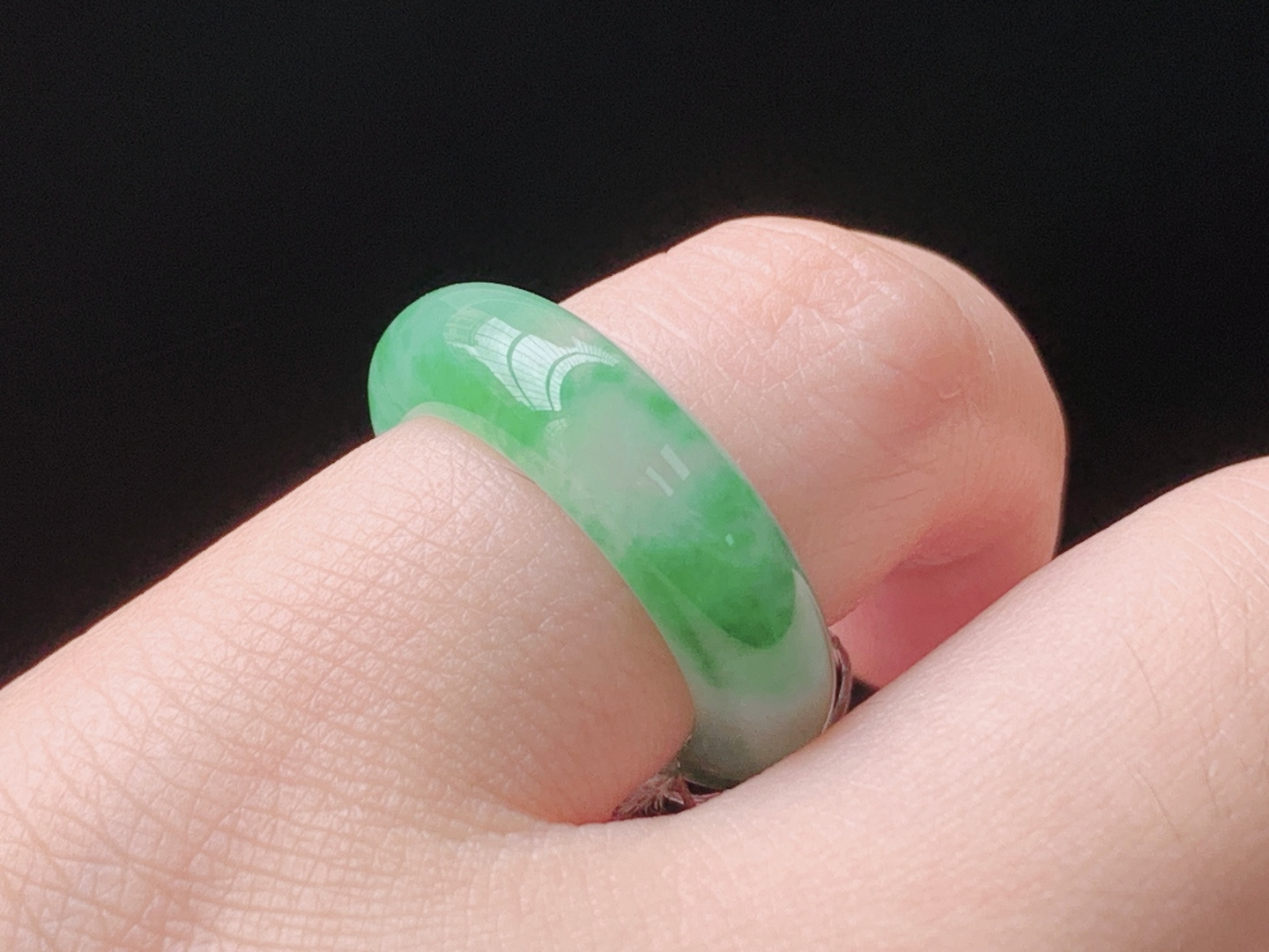 冰飘绿指环，翠色鲜艳，水润清爽，无裂，尺寸:圈口17/18.3-6.3-3.8mm，28 Z