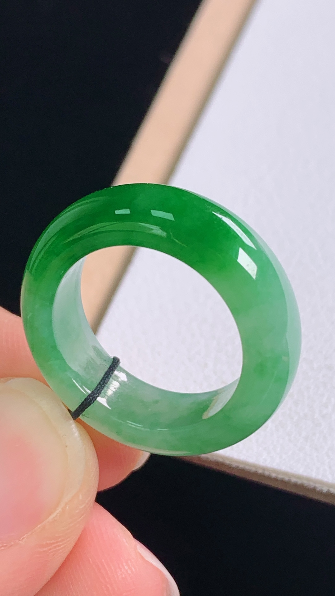 冰绿指环，色辣色艳，底子细腻，无裂，尺寸:圈口12/16.4-6.3-3.5mm，27