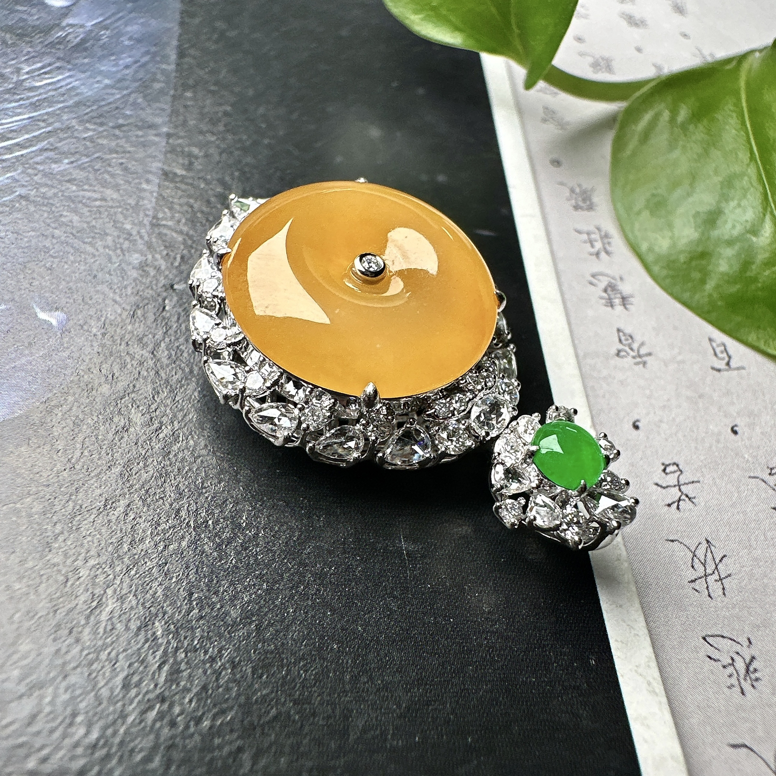 【冰种黄翡扣吊坠】种地优秀，通透闪亮，起光的料子，厚度很好，18k金钻镶嵌，裸石尺寸16.2*3.4毫米