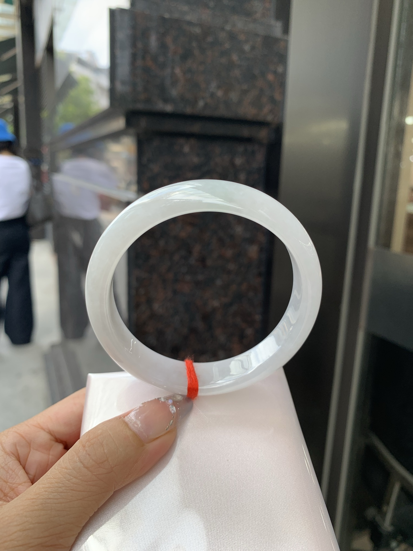 白月光正圈，61.2/7.6/14，0501-N609，无裂，底妆水润，水水润润的白月光，如同夜空中最温柔的那一抹月光，轻轻洒落你的手腕，带来一份宁静与雅致