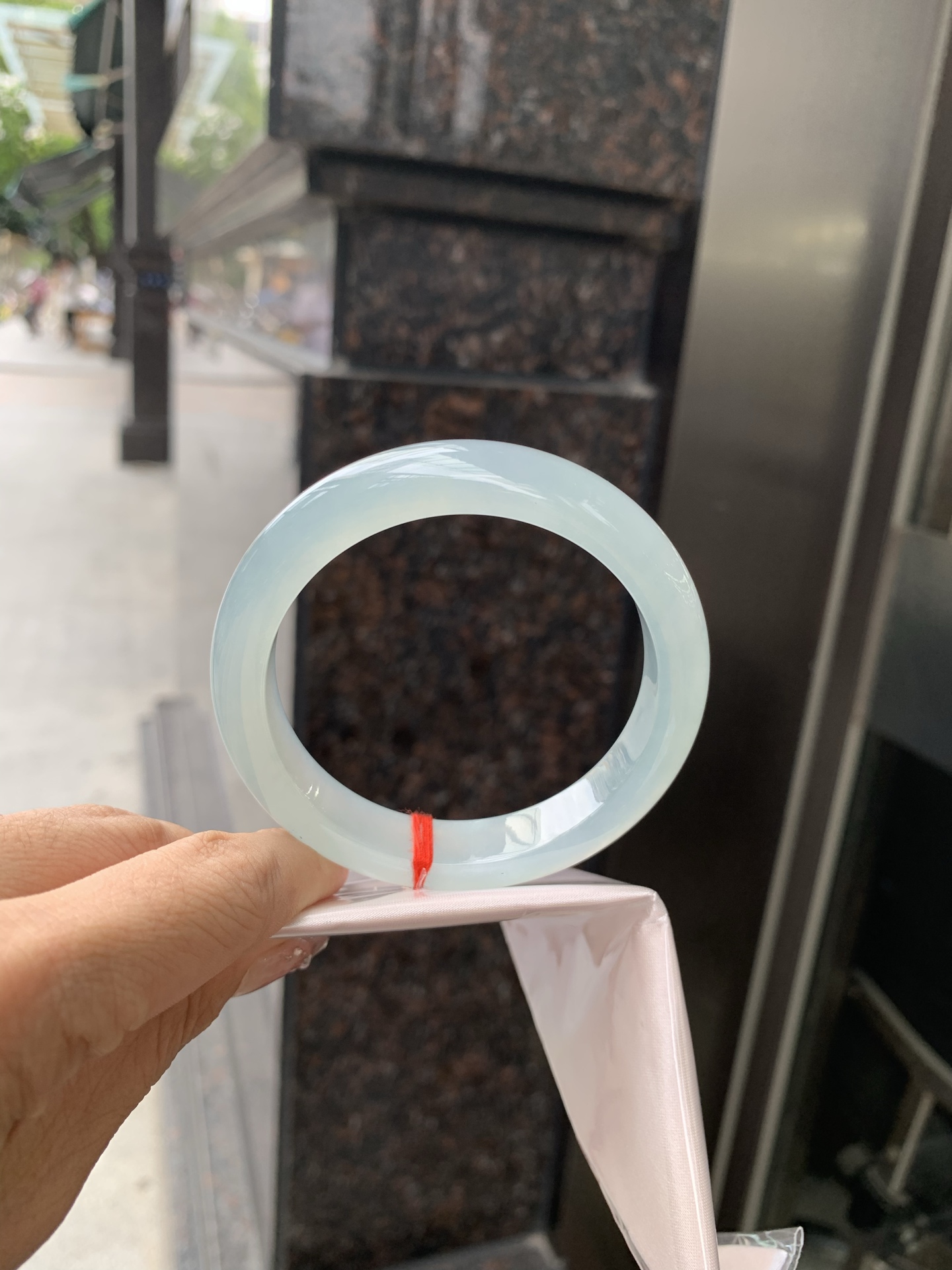 冰晴绿正圈，57.4-8.3-11.7，0501-N584-1，底妆冰润，淡雅晴绿，像初春嫩芽落入清泉，均匀柔和，抬眼就是一片宁静感，无裂