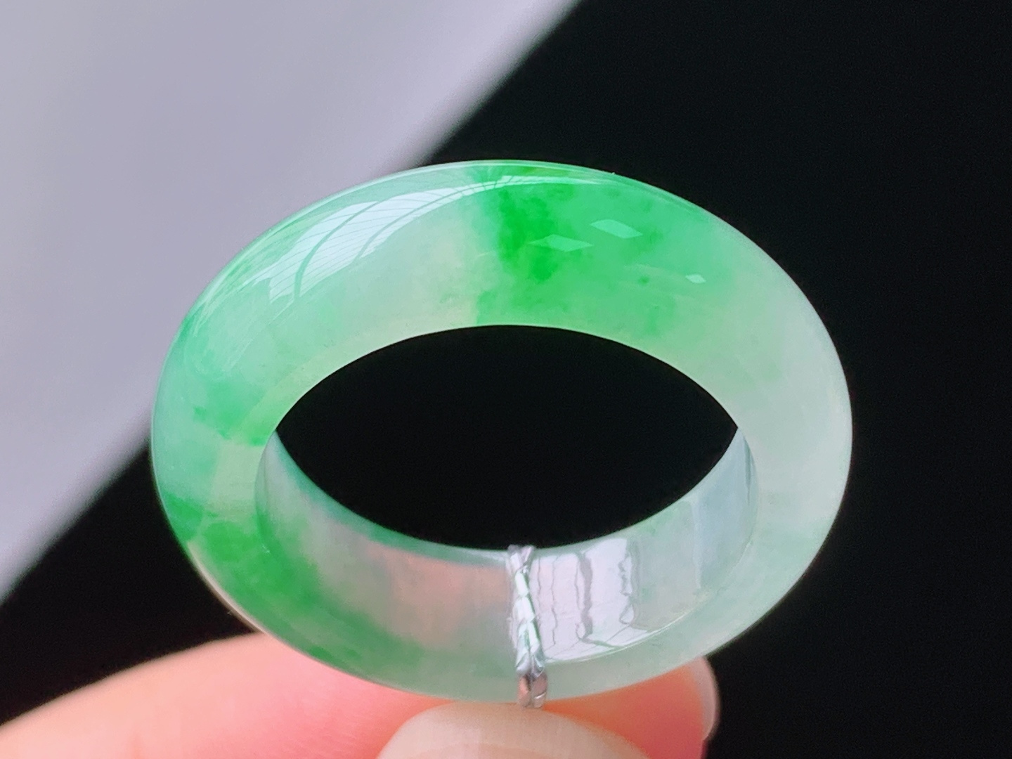 冰飘绿指环，翠色鲜艳，水润清爽，无裂，尺寸:圈口17/18.3-6.3-3.8mm，28 Z