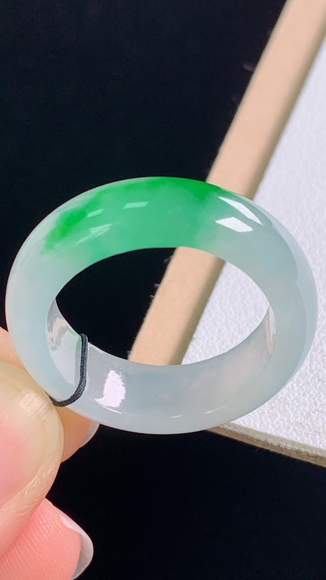 冰飘绿指环，翠色明艳，水润清爽，无裂，尺寸:圈口22/19.8-6.8-3.8mm，27
