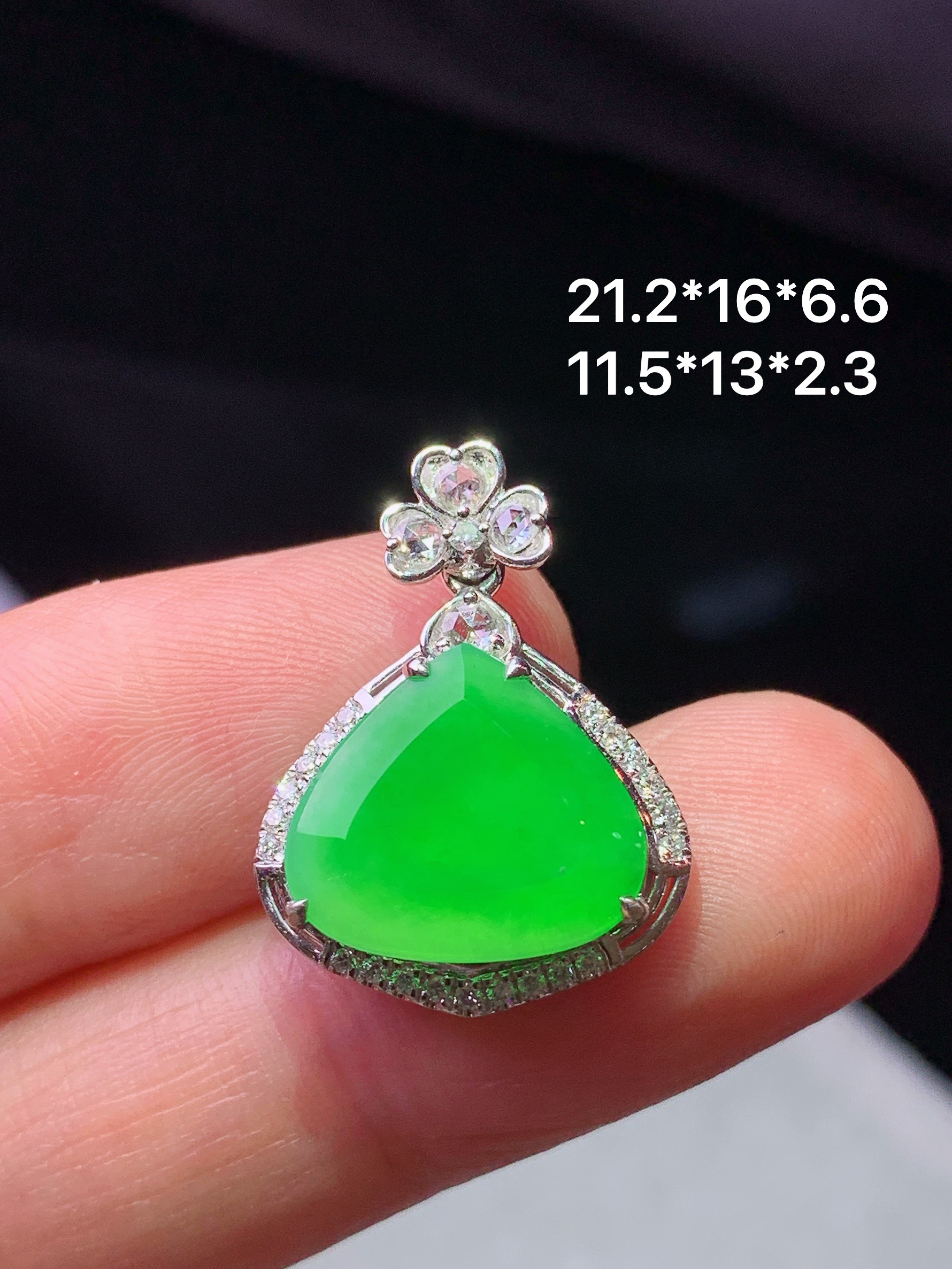 18k金钻镶嵌冰阳绿心形吊坠 玉质细腻 色泽艳丽清新 水润亮眼 整体尺寸21.2*16*6.6d3