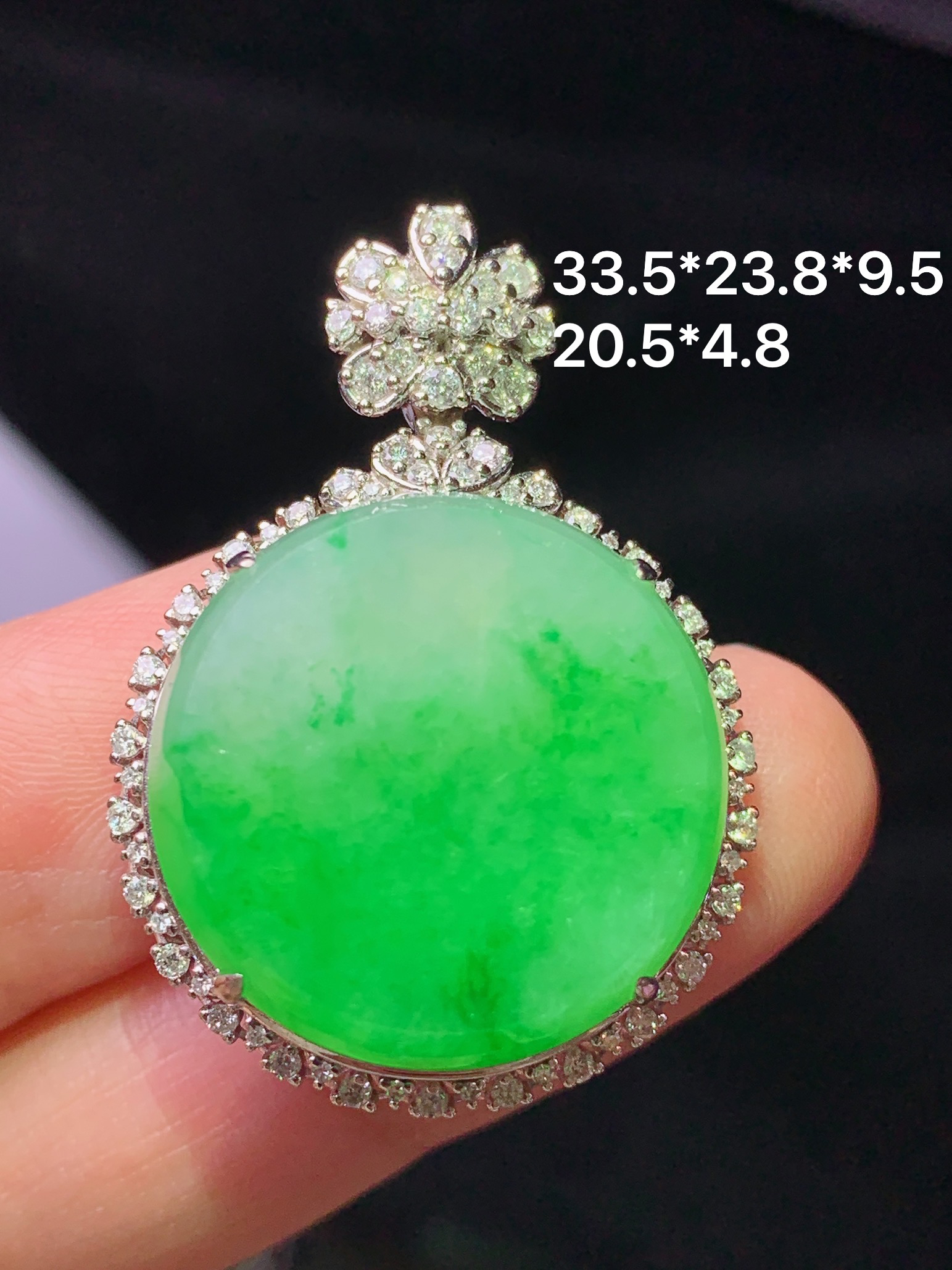 18k金钻镶嵌阳绿圆牌吊坠 玉质细腻 色泽艳丽清新 水润亮眼 整体尺寸33.5*23.8*9.5j2