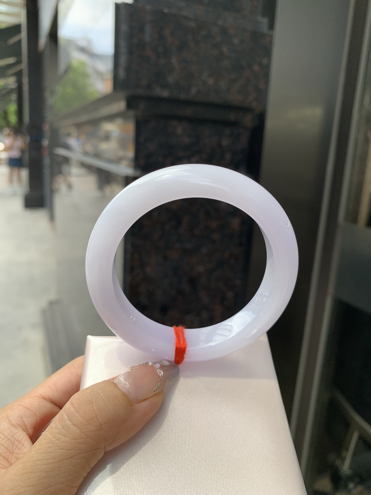 粉紫正圈，54.5/9.2/12.3，0501-N602，底妆水润细腻，梦幻粉紫，颜色淡雅，不像高饱和度的紫色那样扎眼，种水很通透，盈润感满满，不需要过多修饰，简单雕琢，韵味尽显其中，无裂
