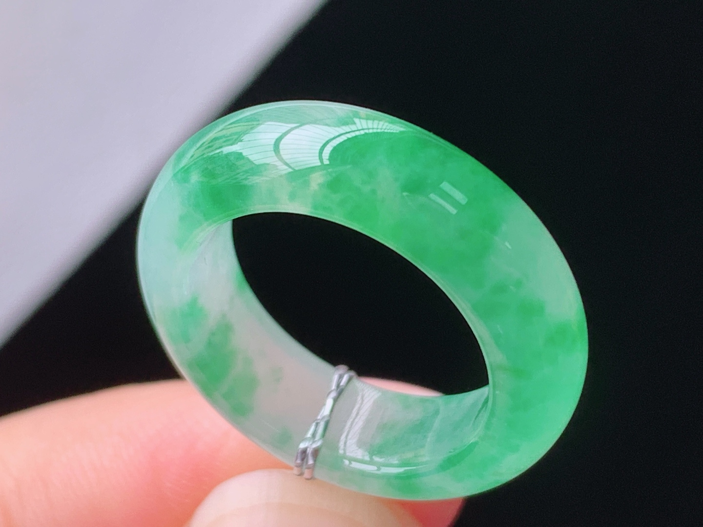 冰飘绿指环，色泽鲜亮，冰透起光，无裂，尺寸:圈口8/15.3-5.5-3.5mm，28 Z