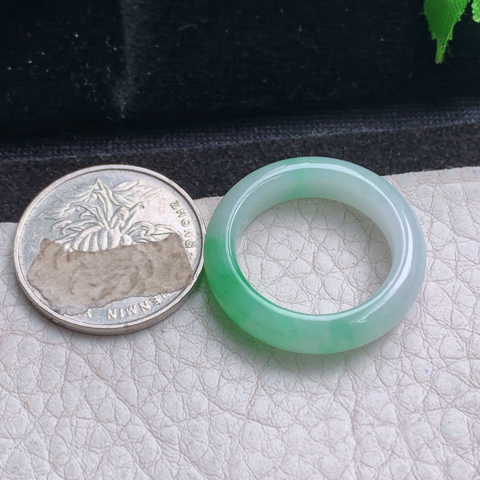 lz实拍20*6.2*4.3天然缅甸翡翠a货飘绿胶感20mm内径指环 玉戒指