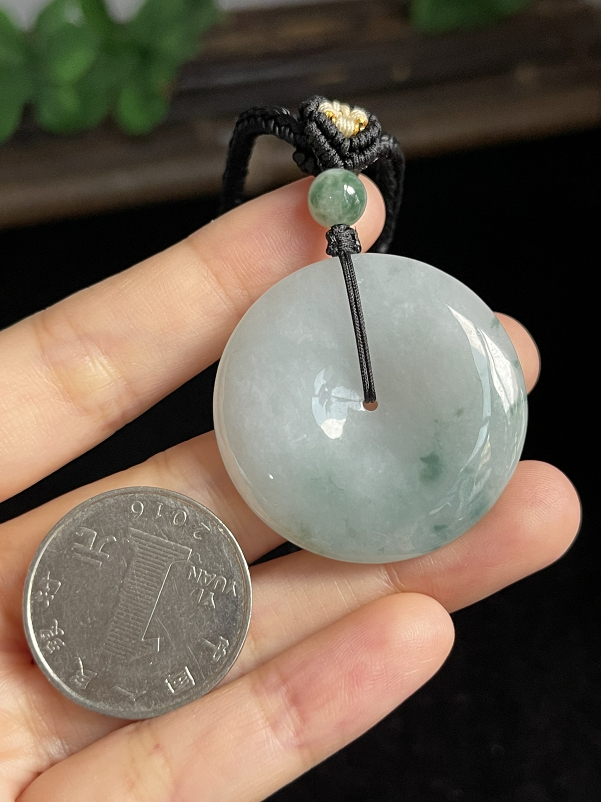 翡翠糯化种淡绿色平安扣，配珠未测