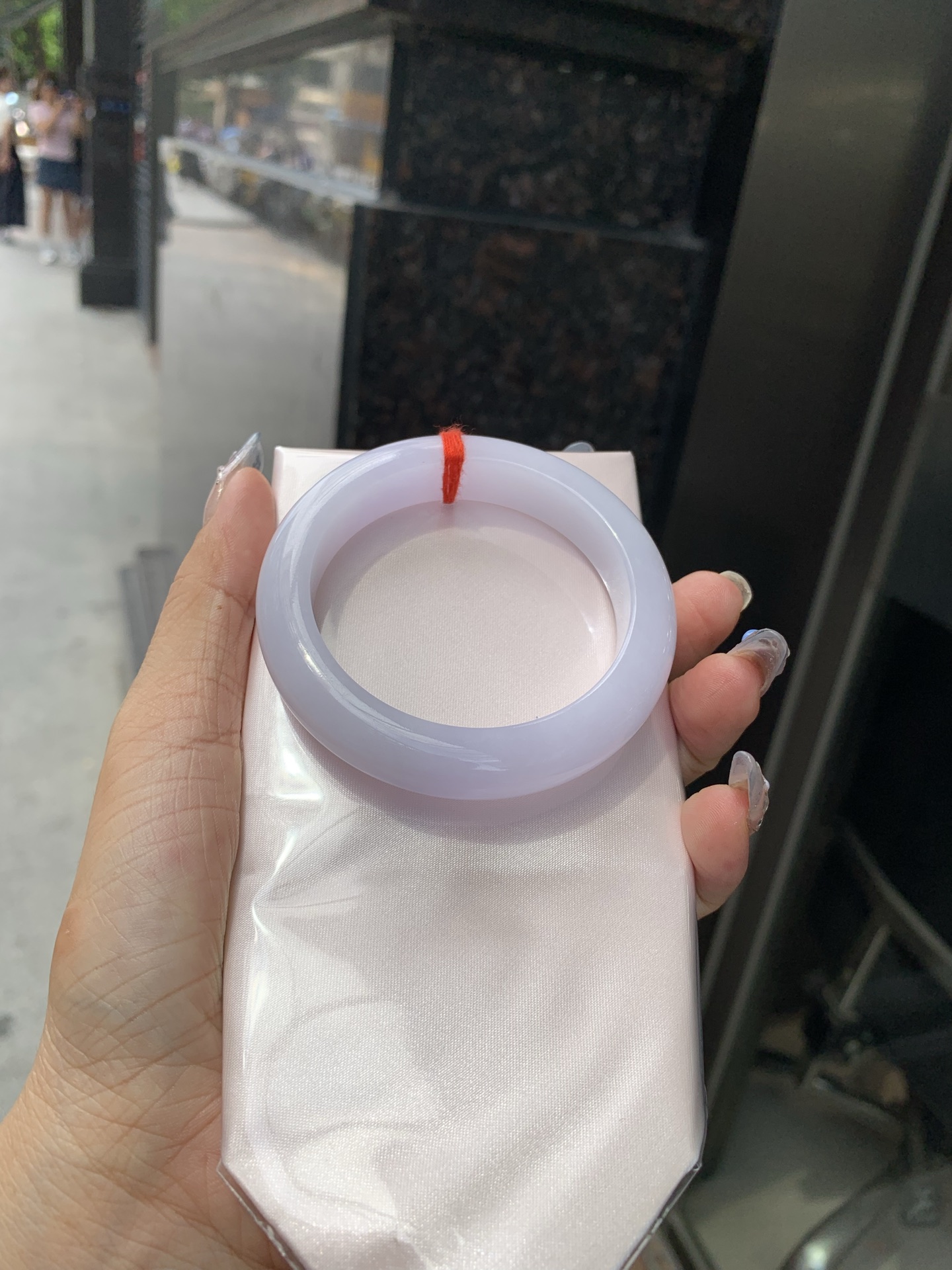 粉紫正圈，54.5/9.2/12.3，0501-N602，底妆水润细腻，梦幻粉紫，颜色淡雅，不像高饱和度的紫色那样扎眼，种水很通透，盈润感满满，不需要过多修饰，简单雕琢，韵味尽显其中，无裂