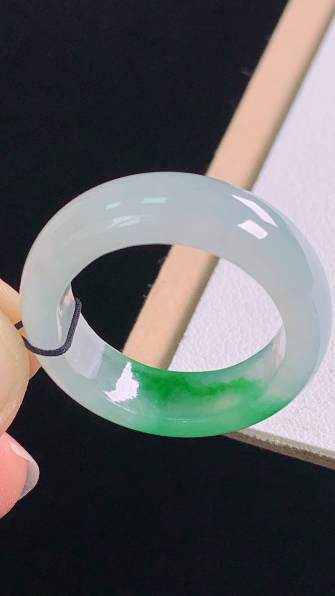 冰飘绿指环，翠色明艳，水润清爽，无裂，尺寸:圈口22/19.8-6.8-3.8mm，27