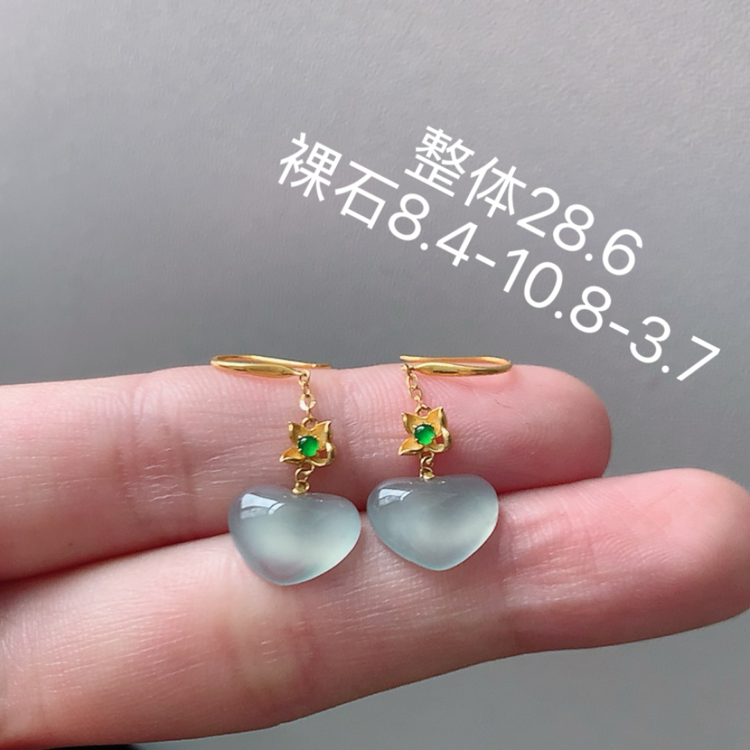 高冰耳坠。底子细腻，水润十足，佩戴福气满满，8.4/10.8/3.7