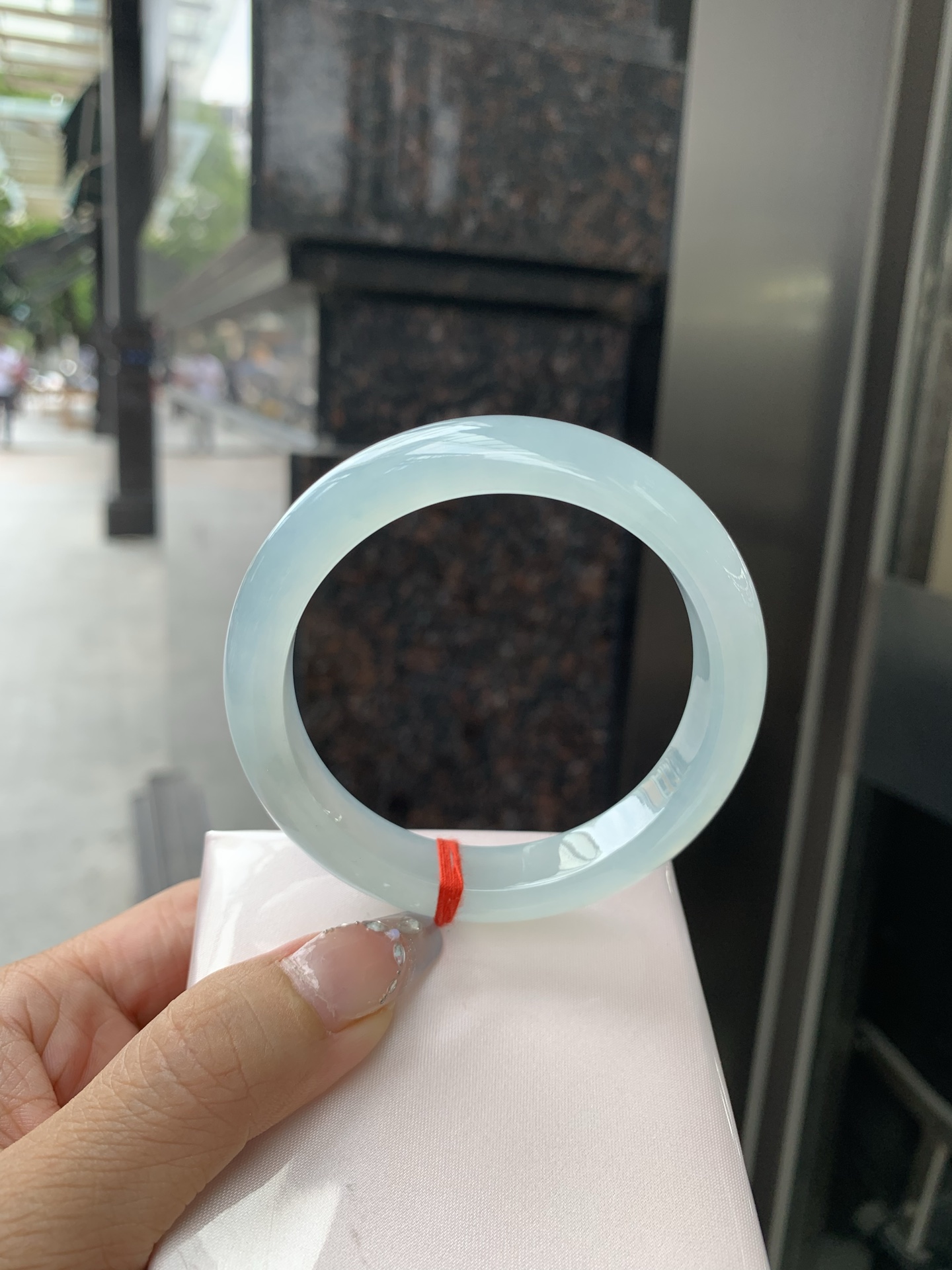 冰晴绿正圈，57.4-8.3-11.7，0501-N584-1，底妆冰润，淡雅晴绿，像初春嫩芽落入清泉，均匀柔和，抬眼就是一片宁静感，无裂