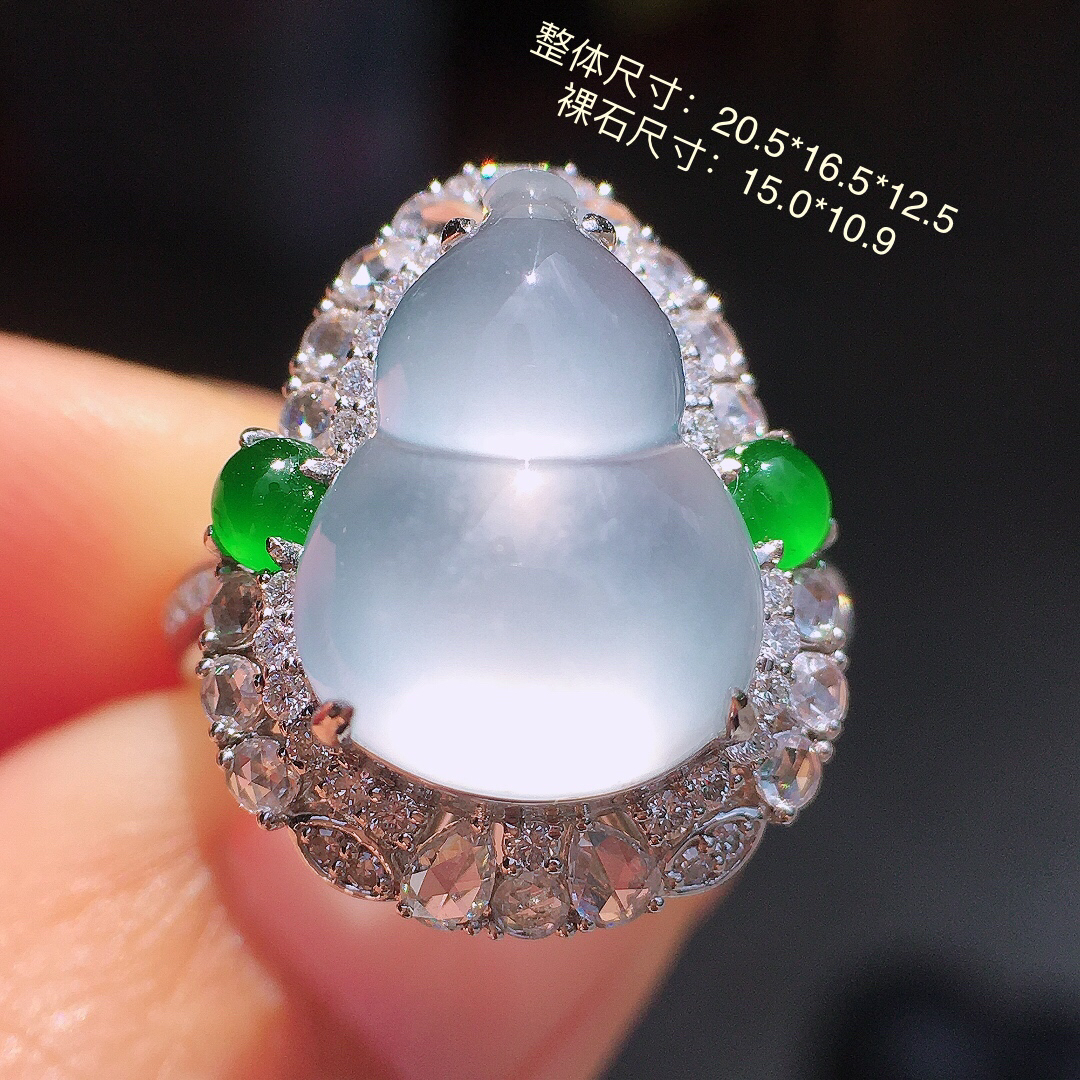 冰种葫芦戒指，玉质细腻，荧光感超
强，饱满圆润，尽显优雅气质，18k
金豪华镶嵌