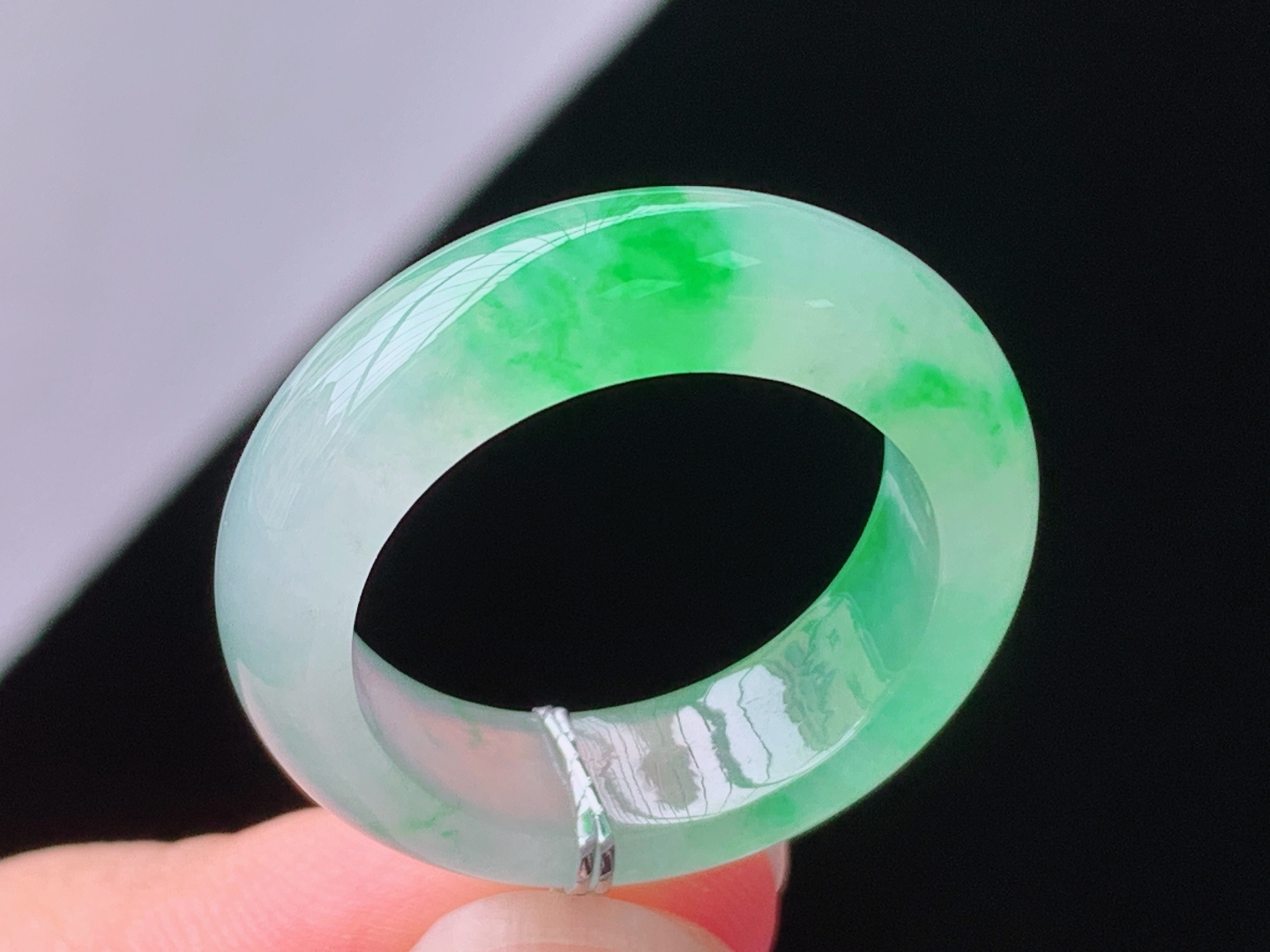 冰飘绿指环，翠色鲜艳，水润清爽，无裂，尺寸:圈口17/18.3-6.3-3.8mm，28 Z