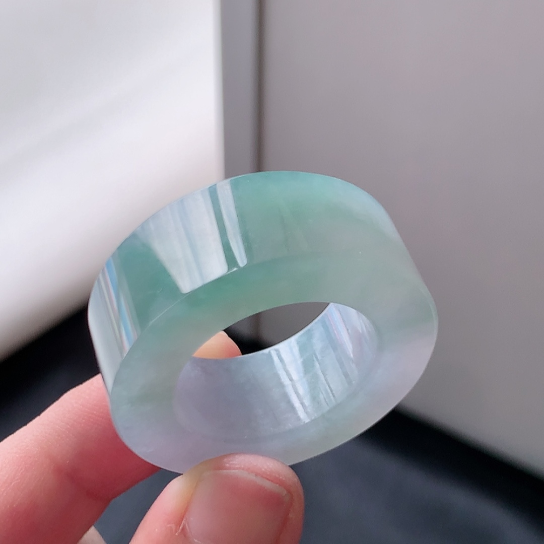 冰飘花扳指，冰润细腻，种色饱满佩戴落落大方，货号105429，34.3/12.4/6.7