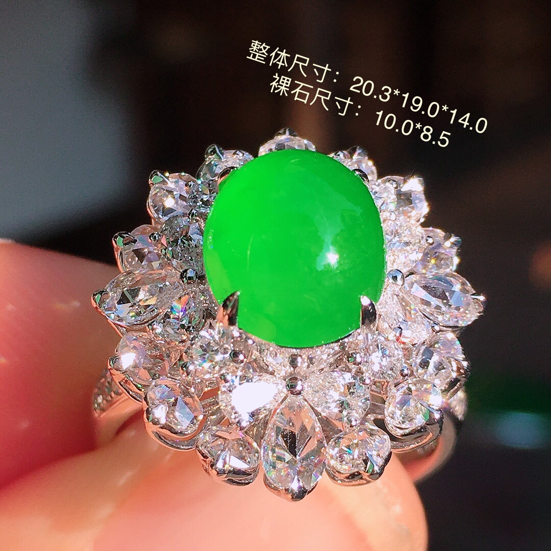 阳绿蛋面戒指，色泽均匀艳丽，玉质细腻，荧光感超
强，饱满圆润，尽显优雅气质，18k
金豪华镶嵌