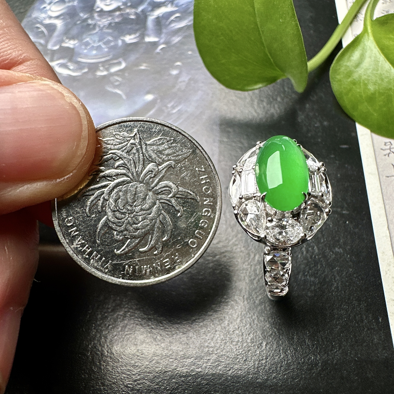 【冰种满绿蛋面戒指】阳绿色泽，质地均匀细腻，冰润起光，胶感强烈，颜色娇艳，18K金钻精美镶嵌，裸石尺寸10.6*6.2*3.9毫米