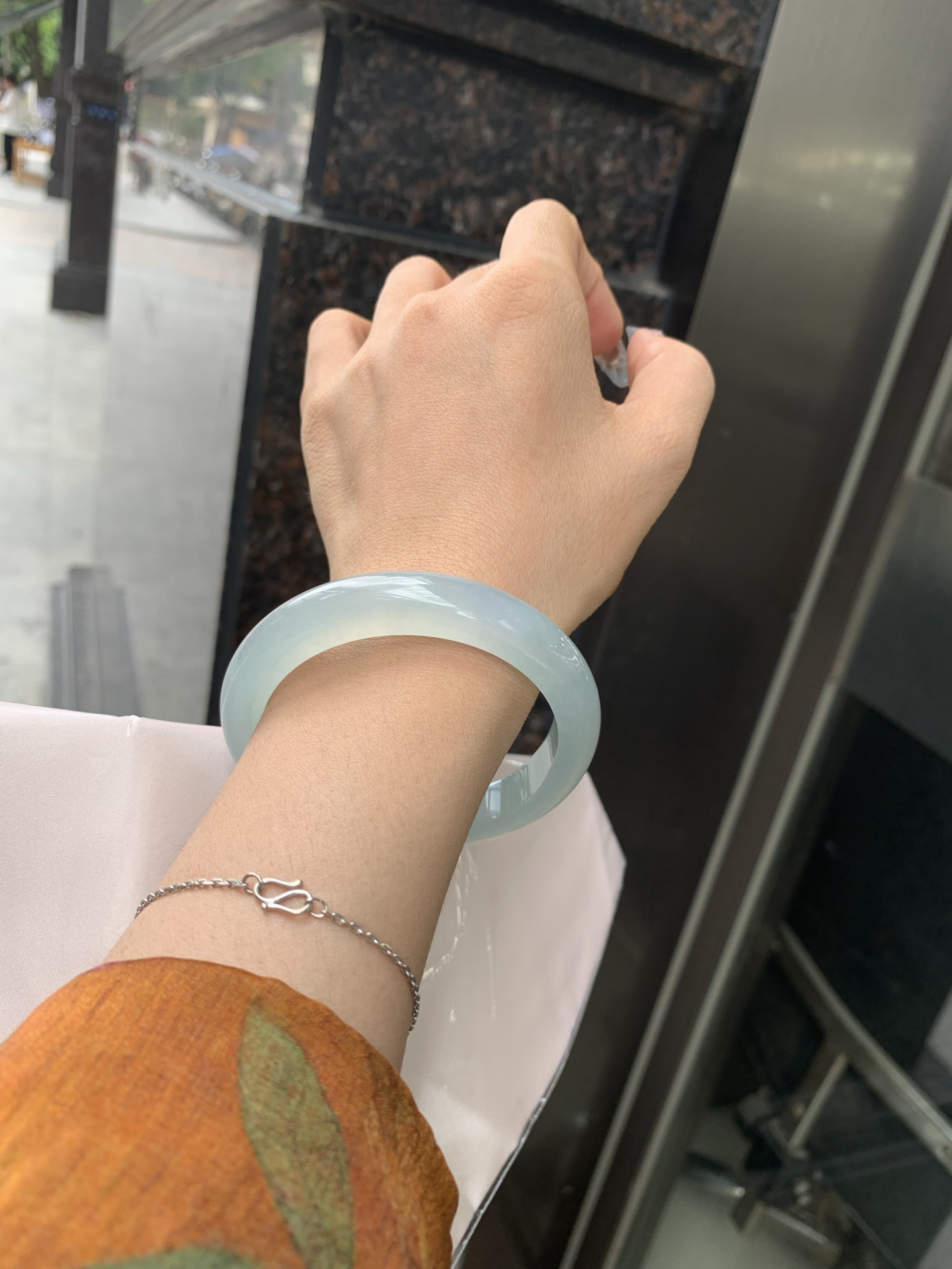 冰晴绿正圈，57.4-8.3-11.7，0501-N584-1，底妆冰润，淡雅晴绿，像初春嫩芽落入清泉，均匀柔和，抬眼就是一片宁静感，无裂