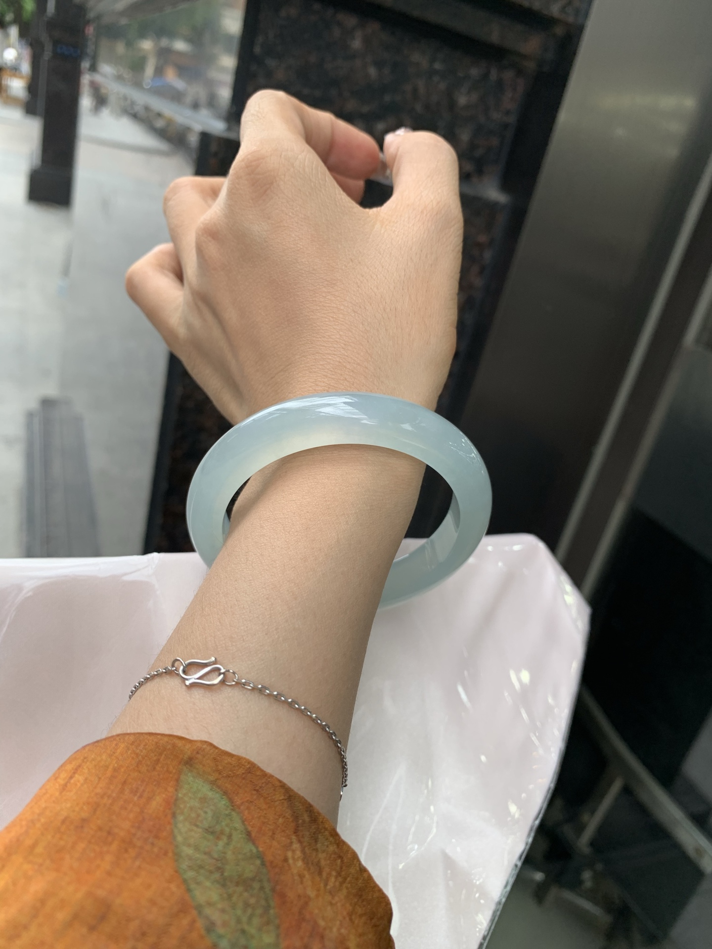 冰晴绿正圈，57.4-8.3-11.7，0501-N584-1，底妆冰润，淡雅晴绿，像初春嫩芽落入清泉，均匀柔和，抬眼就是一片宁静感，无裂