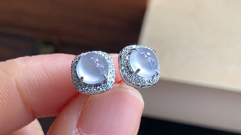 ️ 18K金伴钻冰蛋耳钉，尺寸取一5.7-4.2mm，包A附证书