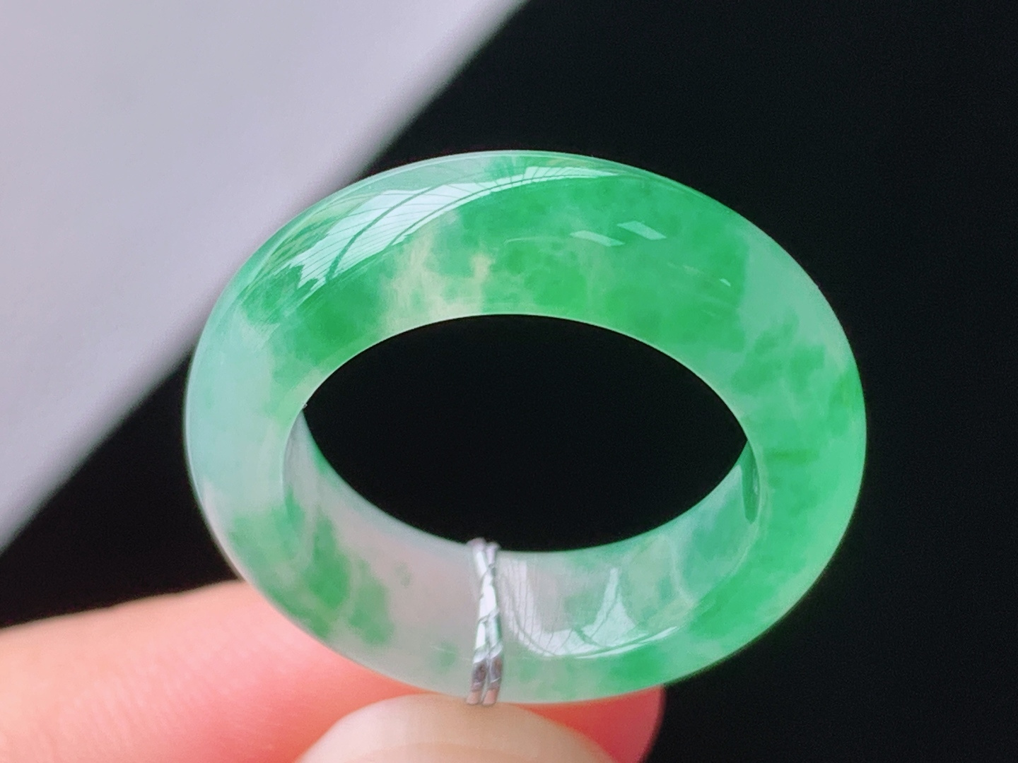 冰飘绿指环，色泽鲜亮，冰透起光，无裂，尺寸:圈口8/15.3-5.5-3.5mm，28 Z