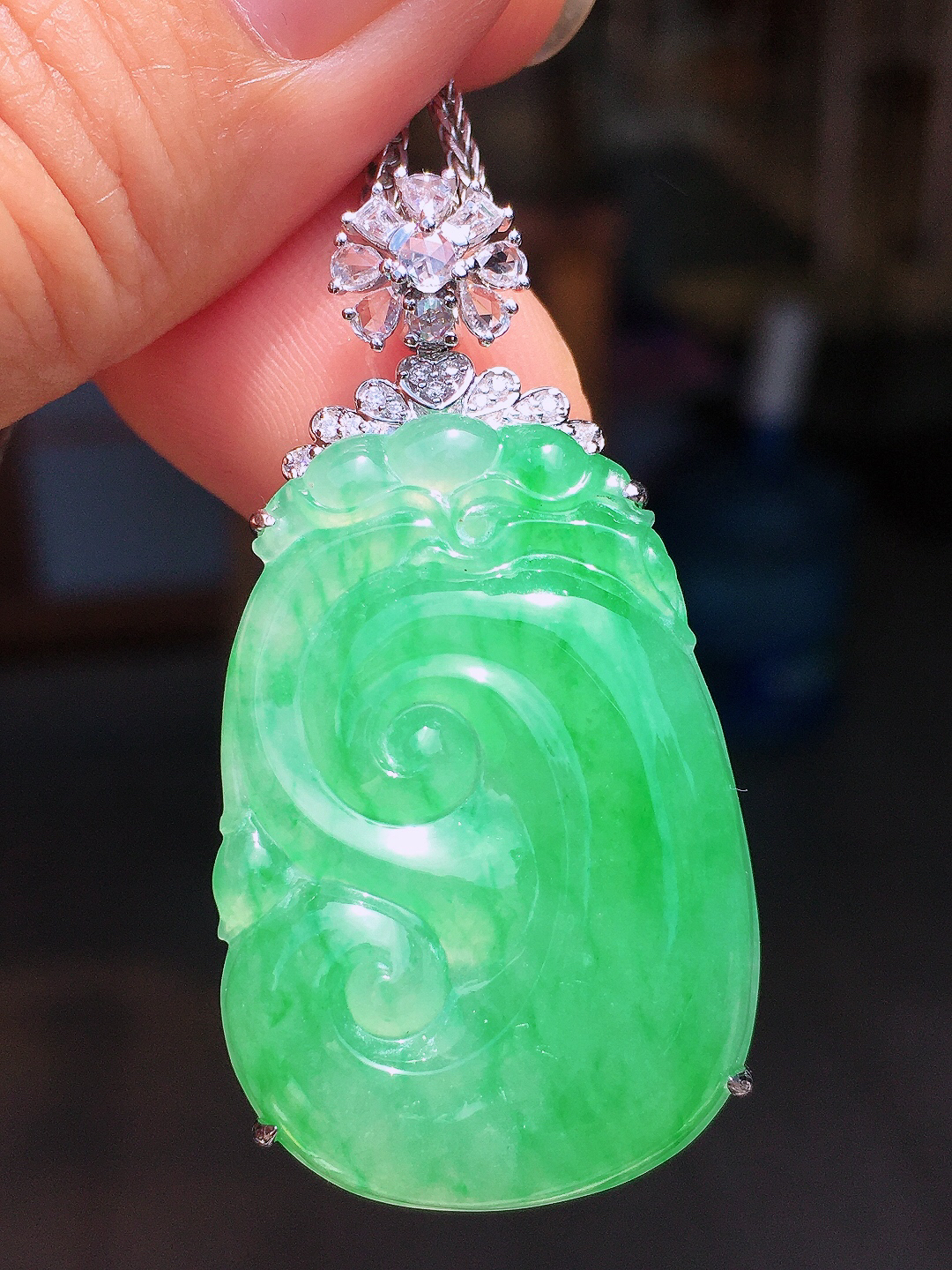 阳绿如意吊坠，色泽均匀艳丽，玉质细腻，荧光感超
强，饱满圆润，尽显优雅气质，18k
金豪华镶嵌