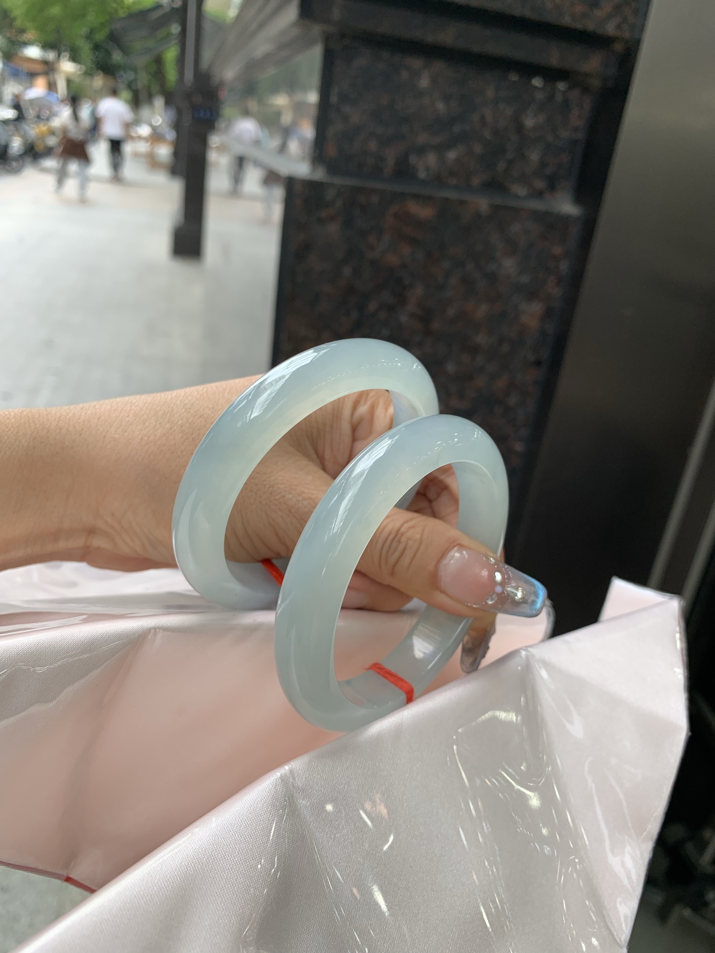 冰晴绿正圈，57.4-8.3-11.7，0501-N584-1，底妆冰润，淡雅晴绿，像初春嫩芽落入清泉，均匀柔和，抬眼就是一片宁静感，无裂