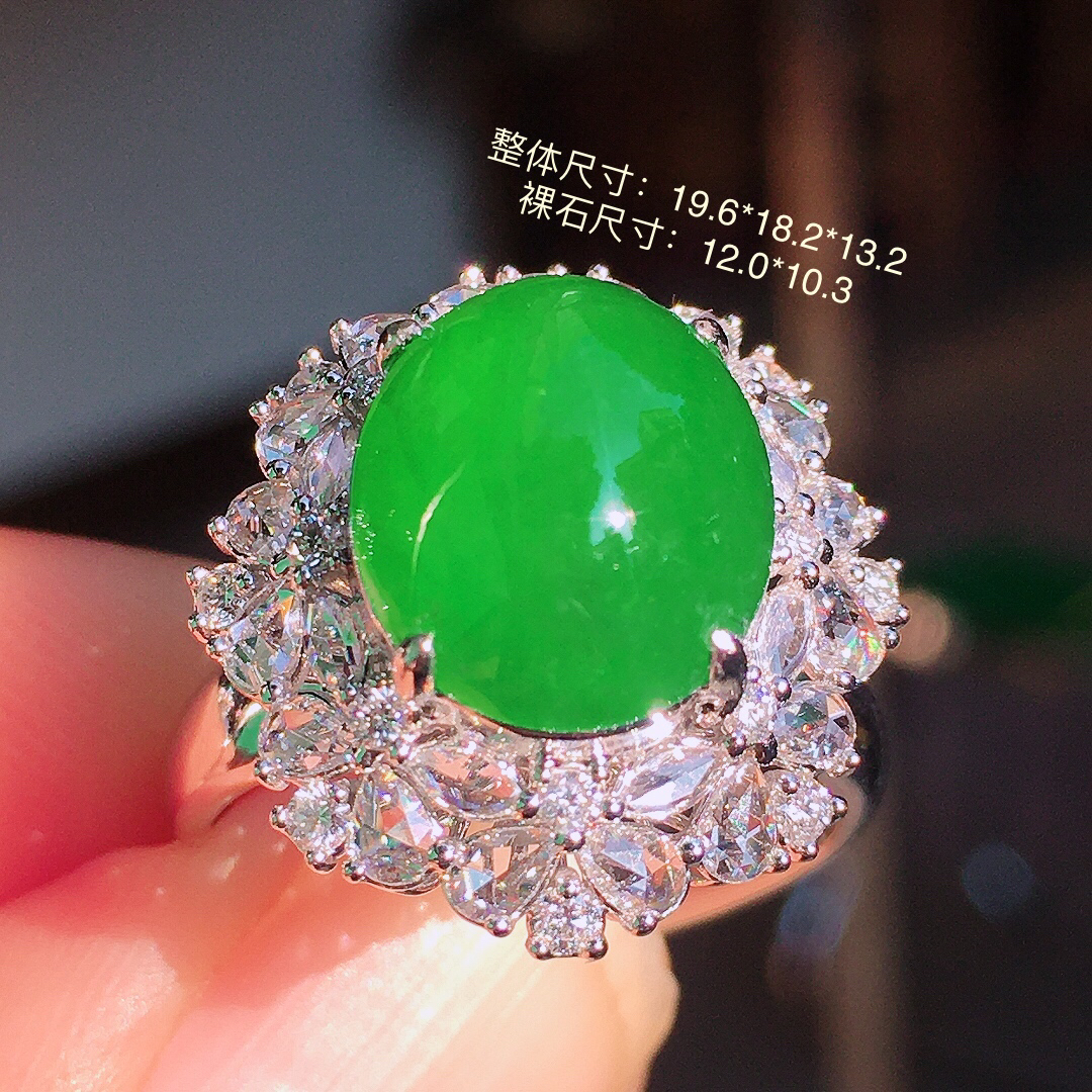阳绿蛋面戒指，色泽均匀艳丽，玉质细腻，荧光感超
强，饱满圆润，尽显优雅气质，18k
金豪华镶嵌