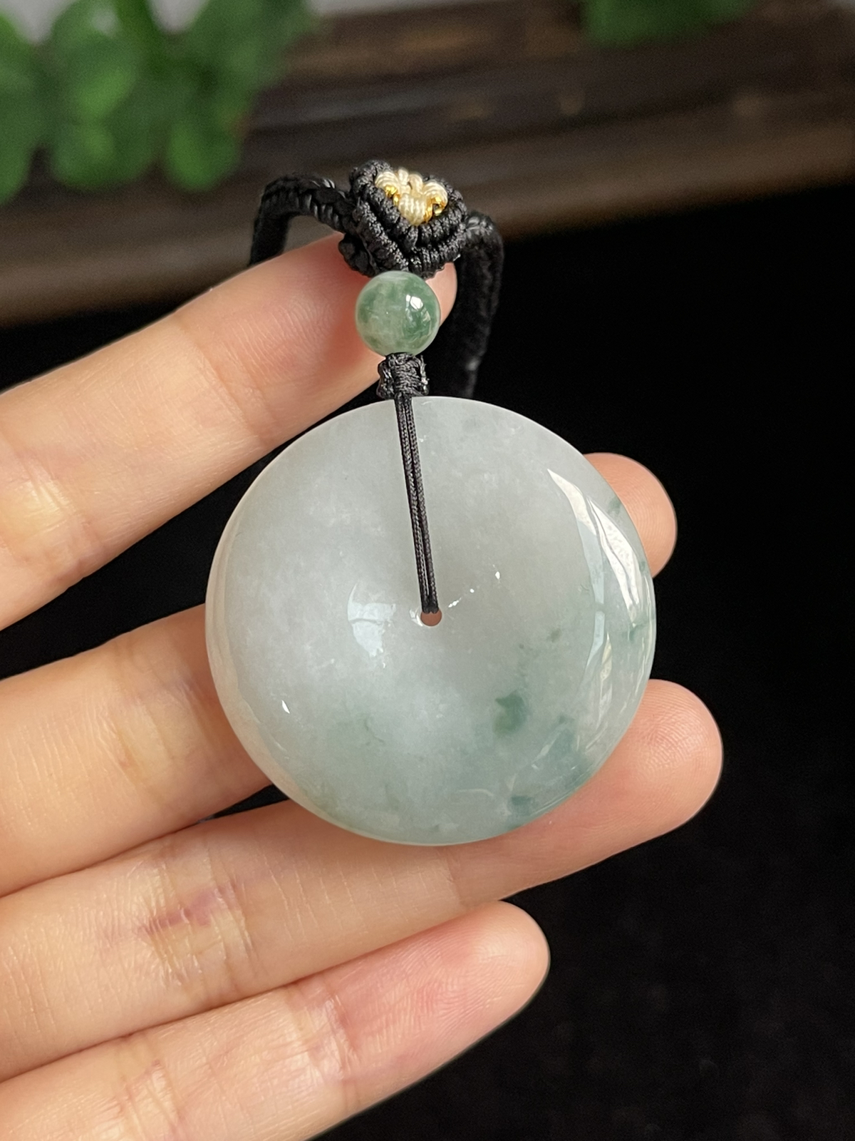 翡翠糯化种淡绿色平安扣，配珠未测